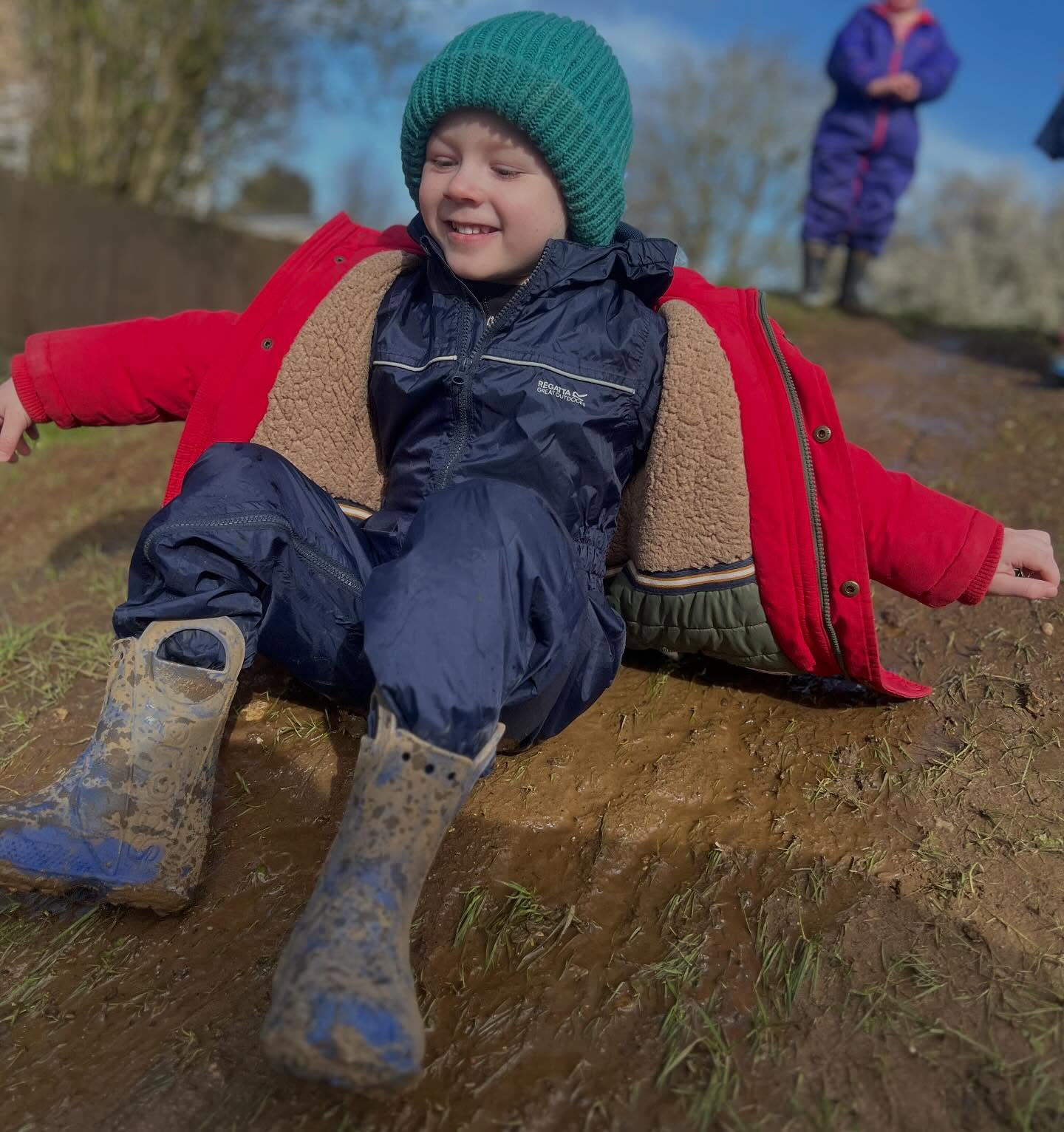 🌸 Spring 🌸
Spring equinox fun is in full swing! The children are loving every minute of playing outside, making mud slides and learning how to tie knots.
#forestschoolknots
#mudlife #mudplaying #springequinox #forestschool #outfoorlearning