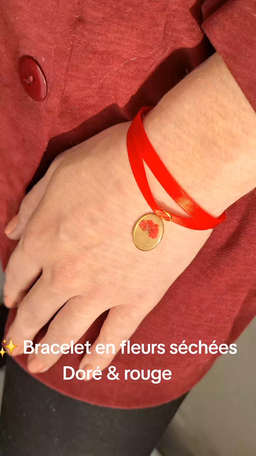 Bracelet en fleurs séchées rouges 🌹
Un bijou délicat, élégant et fait main ✨
#fleurssechees #bijoufaitmain #braceletfemme #creationartisanale #bijouunique #cmjcrea #bijoufleur