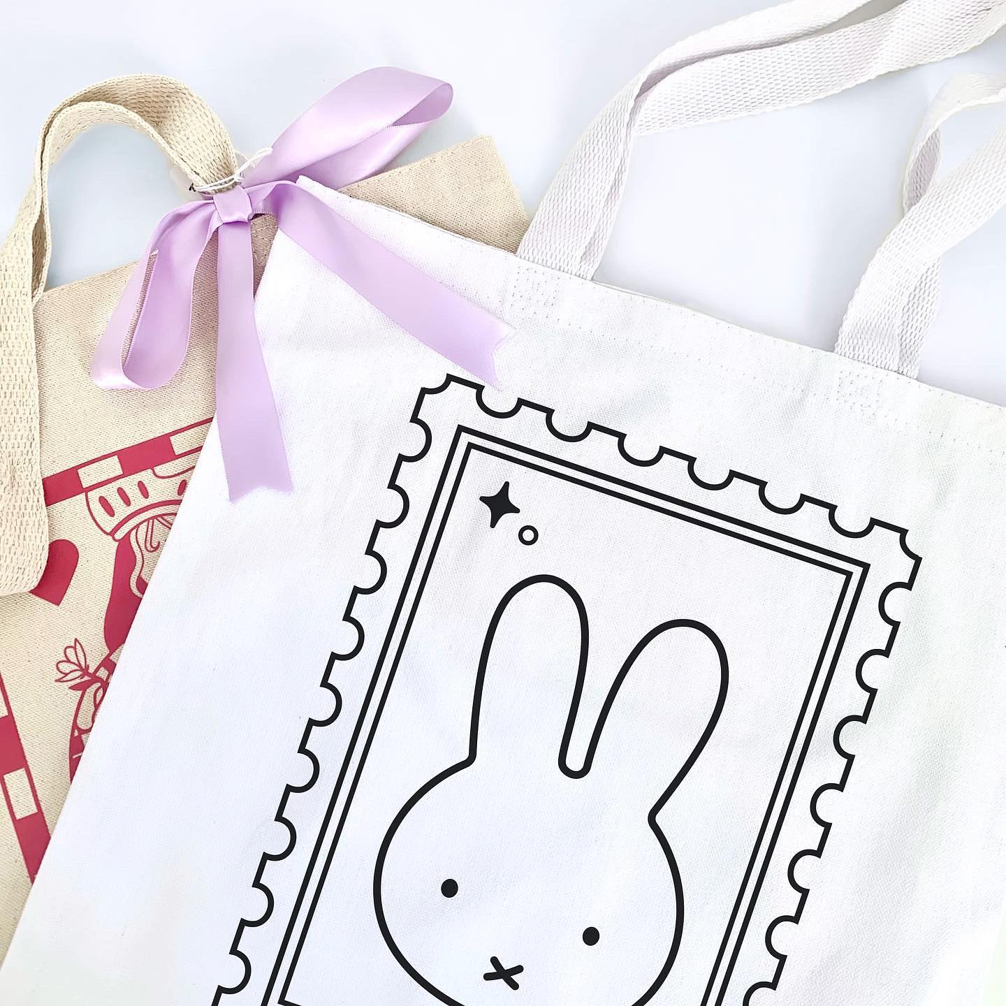 This weekend come visit me at the @finelinearthub marketplace at GradEx109 ‧₊˚☁️
I'll be selling my prints & totes in the main auditorium during the following dates and times:
〰️ Saturday, May 4 - 1:00PM-4:30PM
〰️ Sunday, May 5 - 10:00AM-1:30PM
there'll be a slight price increase due to the platform's fees so I'll be throwing in a free playing card with every purchase ♡