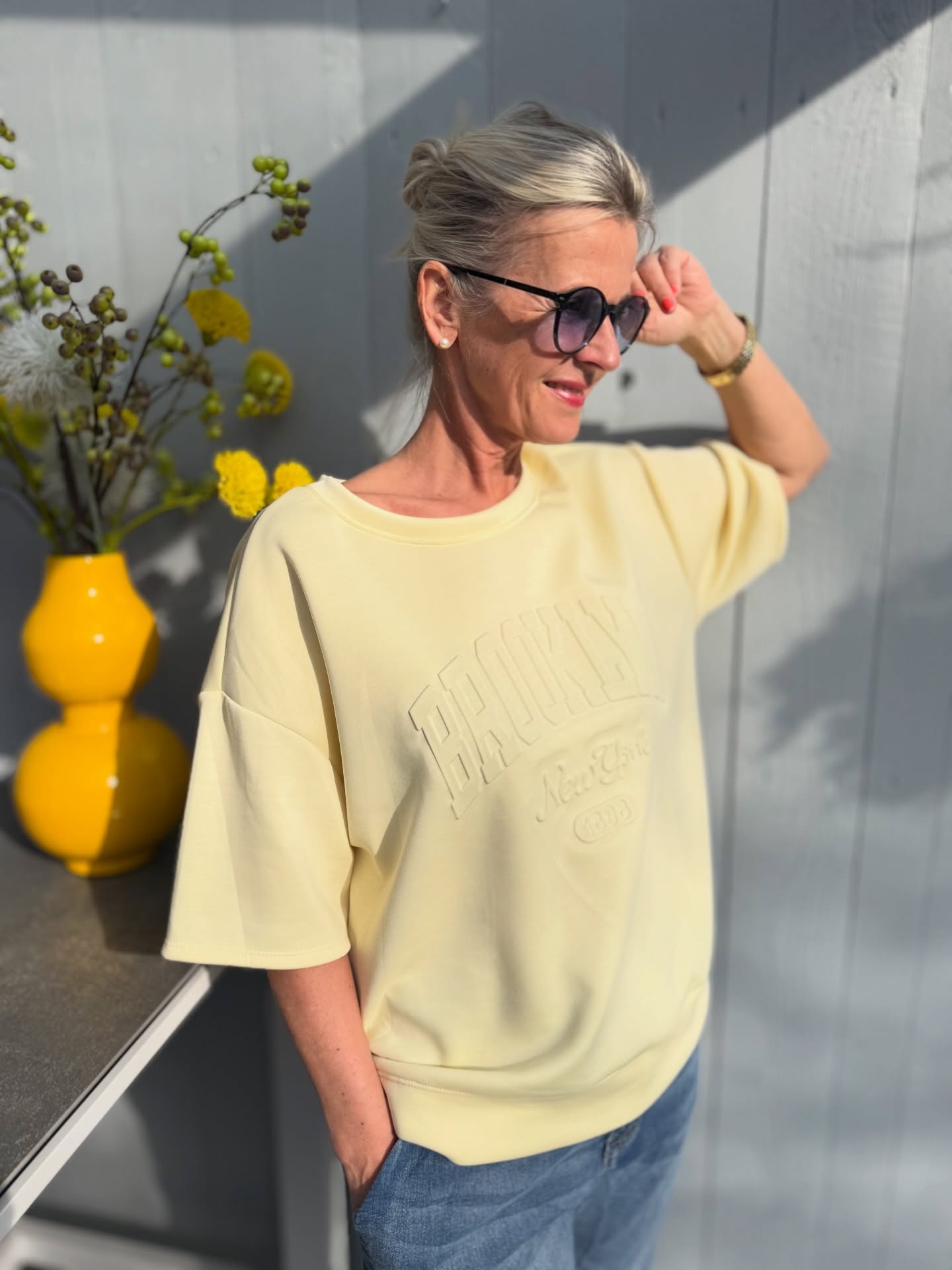 Unsere 𝐁𝐫𝐨𝐨𝐤𝐥𝐲𝐧-𝐒𝐡𝐢𝐫𝐭𝐬… wir sind ehrlich: man will sie gar nicht mehr ausziehen 💛
Dieser Butterstoff ist unglaublich weich, fällt locker und bleibt dabei schön glatt – kein Knittern, nur Wohlfühl-Vibes ✨
Ein Teil, das du anziehst und dich sofort rundum wohlfühlst.
Die Farben? Einfach traumhaft 😍
Super easy zu kombinieren – perfekt für jeden Tag!
✨ 29,90 €
✨ Tragbar bis ca. 42/44
👉 Jetzt im Shop – Link in Bio
⸻
#fashionboxx #onlineshopliebe #damenmode #ootd #outfitinspo #outfitideen #modeblogger_de #fashioninspo #frühlingsoutfit #sommeroutfit #casuallook #streetstylegermany #lookoftheday #instafashion #musthave #softstyle #bequemundschön #alltagslook #modeonline #trendteile #kleiderschrankliebe #styleinspo