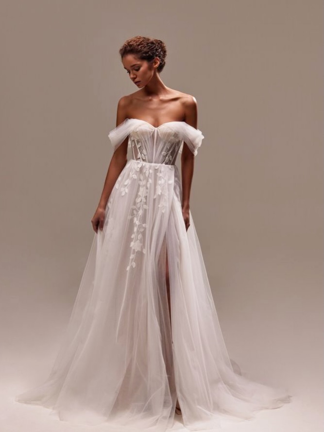 Leicht wie ein Hauch…
Zarter Tüll, der mit jeder Bewegung mitschwingt. Verspielte Blätterspitze, die ganz leise für sich spricht. Ein Kleid für Bräute, die sich frei fühlen wollen – und einfach sie selbst sind.
Wenn du dieses Gefühl suchst…
komm vorbei und probier es an.
Dieses Kleid ist bei uns in Größe 38 im Store
und darf direkt mitgenommen werden.
In anderen Größen kann es für dich bestellt werden.
👉 Buche deinen Termin über den Link in der Bio oder schreib uns eine Nachricht
#brautkleid #braut2026 #brautmoden #hochzeit2026 #brautstyling
Brautmode
Brautkleider
Hochzeitstrends
Hochzeitskleider