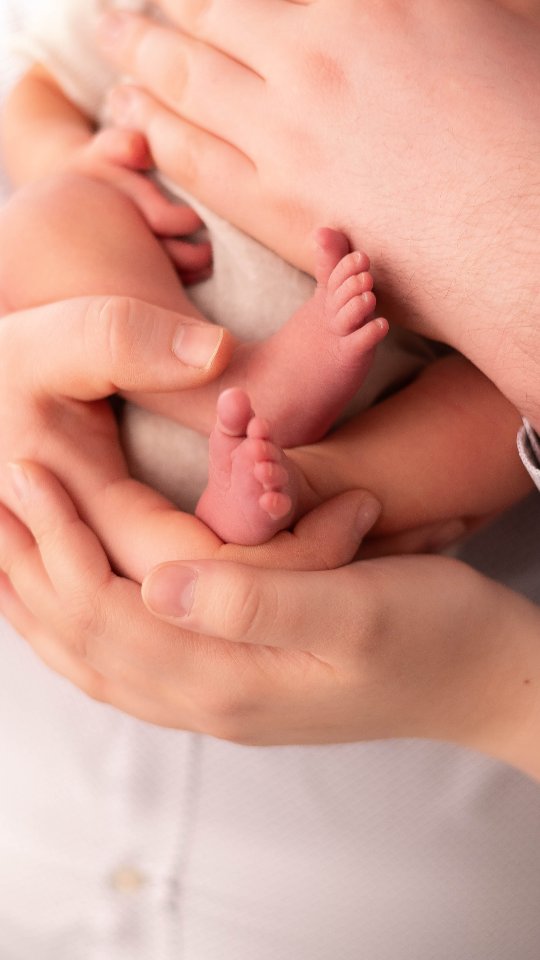 Diese kleinen, perfekten Finger und die charakteristischen, schrumpeligen Babyfüße... ✨
Es ist faszinierend, wie schnell diese ersten Wochen verfliegen. Ehe man sich versieht, sind diese winzigen Details schon wieder Geschichte. Genau deshalb ist es mir so wichtig, sie für euch festzuhalten – ganz pur, ohne Ablenkung und mit viel Liebe zum Detail.
Oft wird vergessen, dass ein Foto nicht nur eine Datei für den Moment ist. Es ist ein wertvolles Dokument eurer Familiengeschichte. In einer Welt, in der alles immer schneller gehen muss, nehme ich mir bewusst die Zeit für eine sorgfältige Ausarbeitung. Damit ihr auch in Jahrzehnten noch jedes Fältchen und jeden winzigen Nagel so klar vor euch seht wie heute.
Für mich sind diese Aufnahmen die wahren Schätze. Sie sind das, was bleibt, wenn die Kinder längst aus dem Haus sind. 🤎
.
.
The-mirror-box@gmx.de
www.the-mirror-box-photographie.de