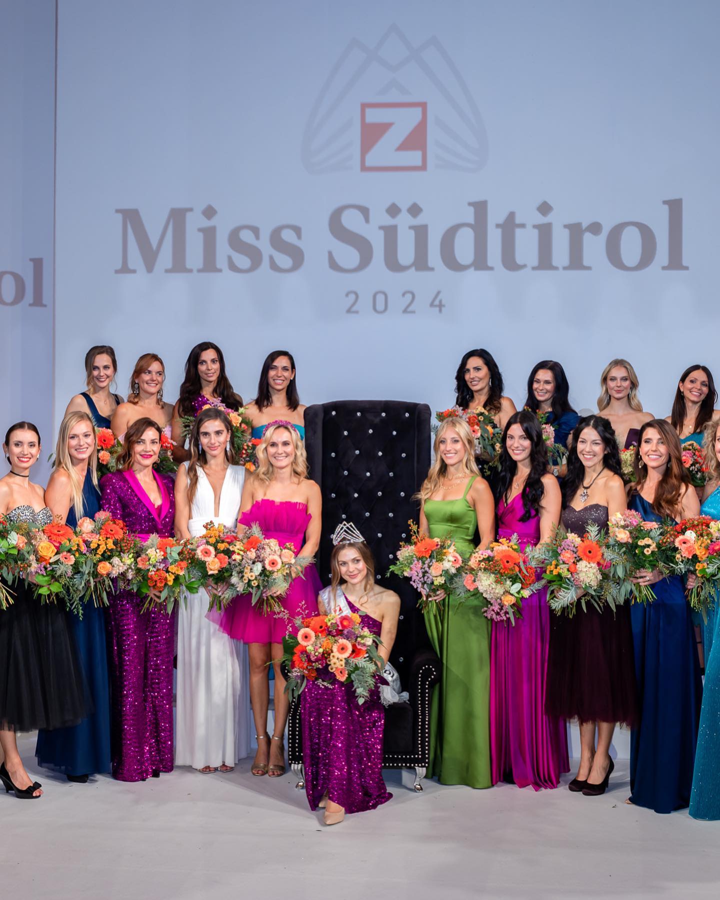 Zett-Miss Südtirol Wahl 2024 🤍
30 Jahre - ein Abend voller Glanz&Glamour und natürlich eine gebührende Geburtstagsparty 🌸
@zettmisssuedtirol @zettamsonntag @mara_kerschbaumer @patex.it @tanzfabrik_suedtirol @pietro_polidori @bettinamanfra
Ich sag Danke für das Vertrauen an die Zett & Athesia Marketing & Event! @horst.pichler
Liebe Mädels: ihr habt die Show gerockt - ihr könnt stolz auf euch sein🤍
@_annaegger_ @gretaa.platzer @lauraprtl.8 @fch.lea @franzi_regele @laura_plotegher @karbacherdebora @sandra._.ha @araceli.auer @maria.stpn
Danke an alle Modepartner und Beteiligten - ohne euch wäre das nicht möglich gewesen.
@atelieremebolzano @runggaldier1896 @amelie.boutique.mademoiselle @perfectplanswedding @bettenhaustheiner.it
@tirolergoldschmied
WOW - an alle Missen 💝
@marion.prossliner @petraun @evelyn_desilva @sara_paluselli @verena_trolese @michela_chemoli @sandra_rieder @petra_colafati @andrea_aster @manuela_ramoser @happyflower90 @valle_campa @renate_oberleiter @nicoleuibomiss2016 @feliciagamper @katiabettin @juliakaserbacher @isabel_dialer @johanna.ciech @stefanienadine @viktorianiederkofler
@garage.patisserie danke für die Mega-Torte!
@sunflower_cosmetic_ & @valentino.coiffeur.salons: Kompliment für das zauberhafte Styling der Kandidatinnen & Missen 🤍
#zettmisssüdtirol #zettmisssüdtirol2024 #lovemyjob
Teamwork: @verenadelrosso @denise95.wlt @sonia.leiter 🫶
Foto: Zett/aichner
@influ.agency @quellenhof_resorts @tetrisproject @gruenesundco @interior_tower @interel.trading.hospitality @kellerei_cantina_meran @martinreisen @beyondgreenmedia