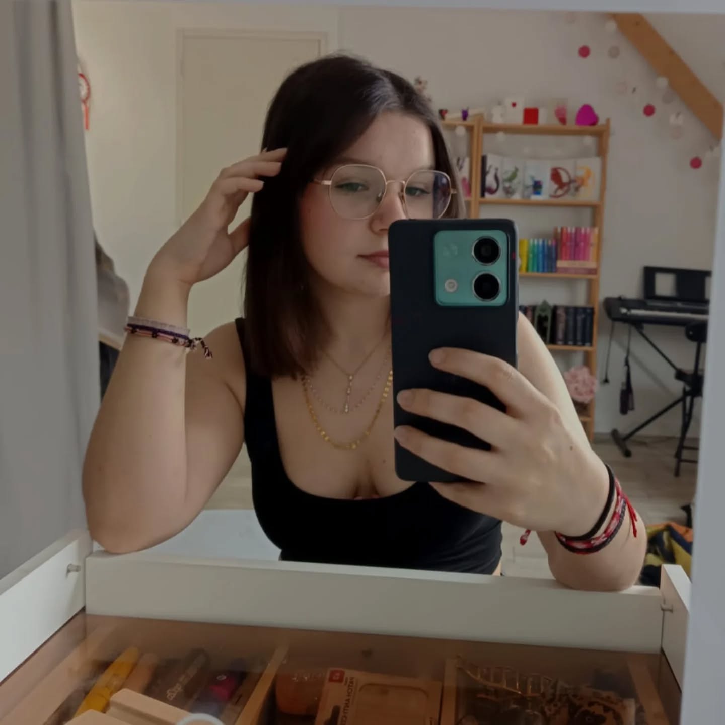 TÉMOIGNAGE
Ça fait un bail que je n'ai pas posté ici, et pour autant je continue à échanger avec vous 🤍 Il y a peu de temps c'est Malwena, 18 ans, qui est venu me parler de son histoire. Elle a contracté un syndrome de Stevens Johnson il y a tout juste un an, et elle nous livre son histoire et le regard qu'elle pose sur son traumatisme. Un récit empreint de courage, et une belle leçon de vie, encore.
Merci @malwena.z pour tes mots, et bravo pour ta force.
-
👉 Retrouvez son interview sur le blog
❤️ (Lien dans la bio)