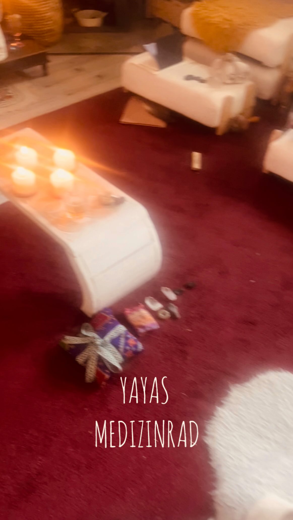 YAYAS MEDIZINRAD
Medizin des Westens
Im Westen lehrt uns Yaya über unsere Angst hinaus zu gehen.
Wir lernen, dass es das Böse gibt und auch einen Namen hat. Ganz ohne Kampf, sondern durch Vergebung, Klarheit und Ausrichtung lehrt uns Yaya den Umgang mit der Dunkelheit.
Wir lernen die schnelle Transformationskraft und lernen Fremdenergien aus dem Körper zu lösen, indem wir noch klarer Ja sagen zu der Hingabe in Gottes Führung. Die einzige Kraft die heilt.
#yaya #heilung #transformation