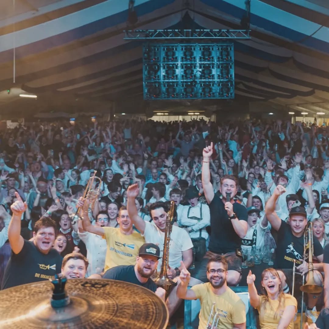 Westallgäuer Oktoberfest in Weiler >>>>>
Das war kapital und brutal, ihr Lieben 🔥 Von Anfang bis Ende habt ihr mit uns durchgezogen und Vollgas gegeben 💪Wer da nicht dabei war, darf sich hier nochmal die Beweisfotos anschauen, dass das einfach ein geiler Abend war 😎
@westallgaeueroktoberfest
#weileristgeiler #oktoberfest #blasmusik #festzeltliebe