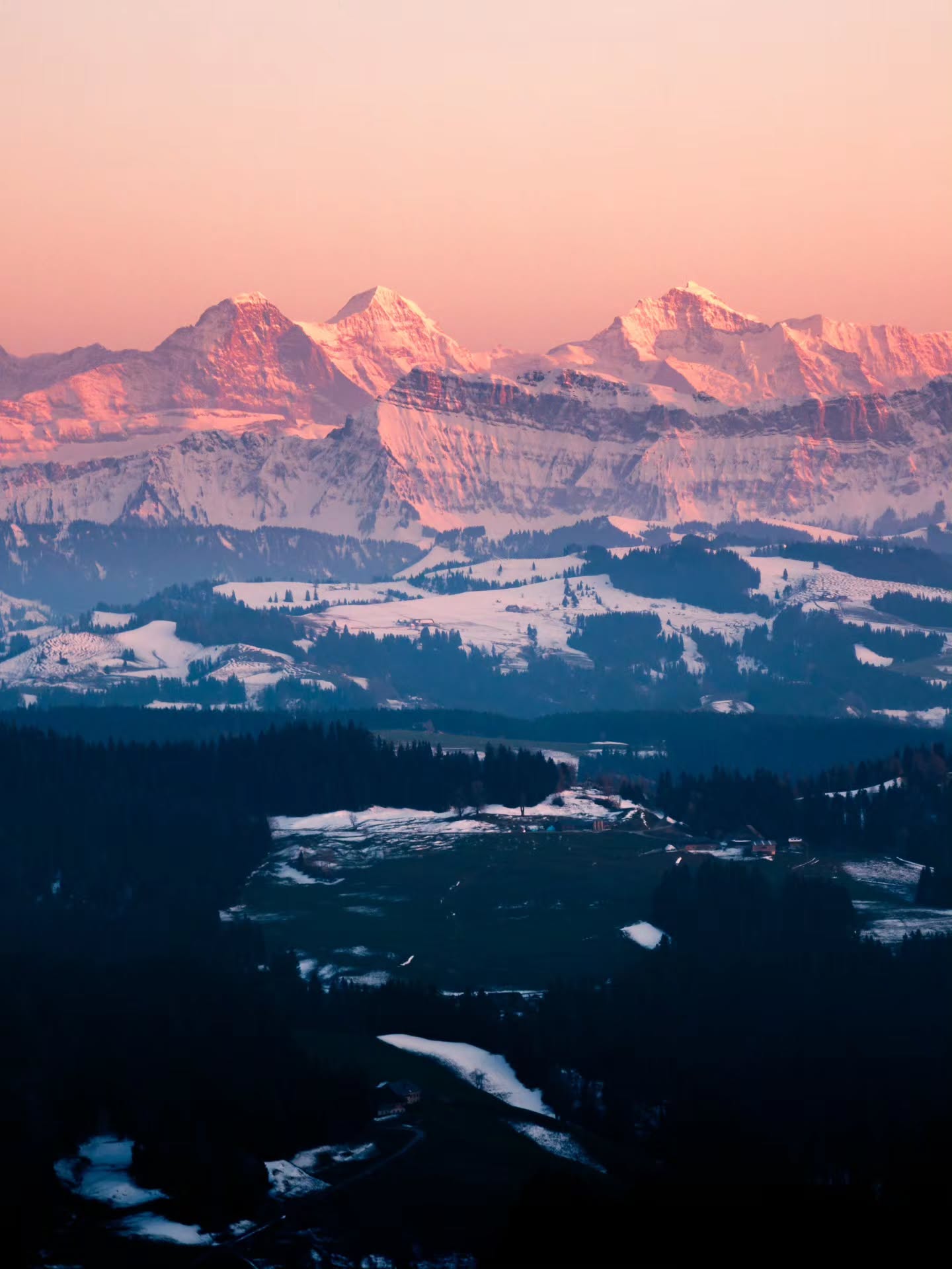 Capture the alpenglow like never before with a smartphone, thanks to the upgraded 5x zoom lens of the new @samsungswitzerland Galaxy S26 Ultra. Make sure to swipe through the whole panorama as the mountains were glowing on this slightly hazy evening.
@samsungmobile
#GalaxyS26Ultra #withGalaxy