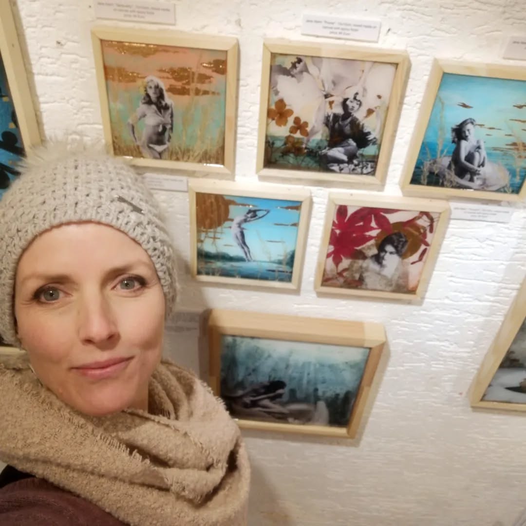 Und schon wieder gibt es Neuigkeiten aus der ART15:
An der Wand von Jane Atem dreht sich alles um die Frau!
Mit ihrer neuen Portraitreihe "5 Frauen" zelebriert sie die Weiblichkeit in ihrer Vielschichtigkeit. Auch mit ihrem Bild "Verlangen" beleuchtet sie gesellschaftliche Aspekte, die viele Frauen im Innern bewegen: Weiblichkeit an sich, der weibliche Körper im Spannungsfeld der Öffentlichkeit und dem Wunsch nach mehr Natürlichkeit.
#mixedmediaart #femaleart #kunstBremen #femininityinart #surrealcollageart #handmadecollage #Schnoor #kunstgalerie #Kunst