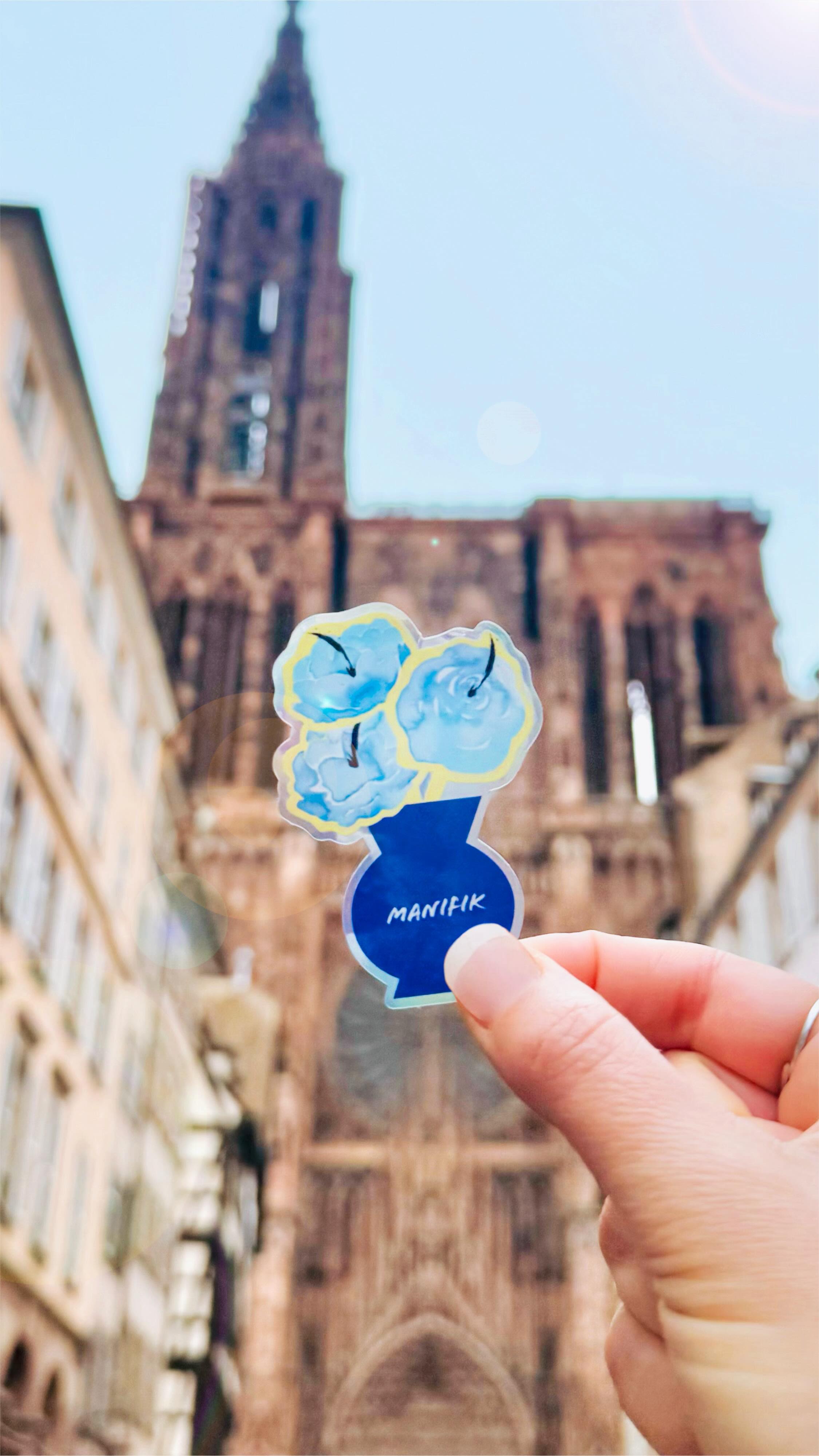 🌸 Une éclosion de Manifik à Strasbourg…
Au détour d’une rue, sur une vitrine, dans votre quotidien… Nos nouveaux stickers fleuris s’invitent partout pour semer une touche de créativité 🌿
Manifik, c’est votre céramique café au cœur de Strasbourg, un lieu pensé pour faire éclore vos idées, vos envies, votre créativité ✨
Créé par deux indépendantes passionnées, Carine et Eve, Manifik est né d’une conviction simple : chacun d’entre nous est un créateur ♥️
Notre mission ? Rendre les loisirs créatifs accessibles à tous, vous guider, vous inspirer et vous accompagner, toujours au rythme des dernières tendances.
Alors, prêt(e) à faire éclore le Manifik en vous ?
Réservez votre séance de bien-être créatif dès maintenant sur Manifik.fr
céramic café Strasbourg, atelier créatif Strasbourg, loisirs créatifs Strasbourg, peinture sur céramique, activité Strasbourg, idée sortie Strasbourg, DIY Strasbourg, atelier poterie Strasbourg, créativité, activité entre amis Strasbourg, idée cadeau Strasbourg, moment créatif, café créatif, Manifik Ceramic Café, indépendantes, commerce de proximité