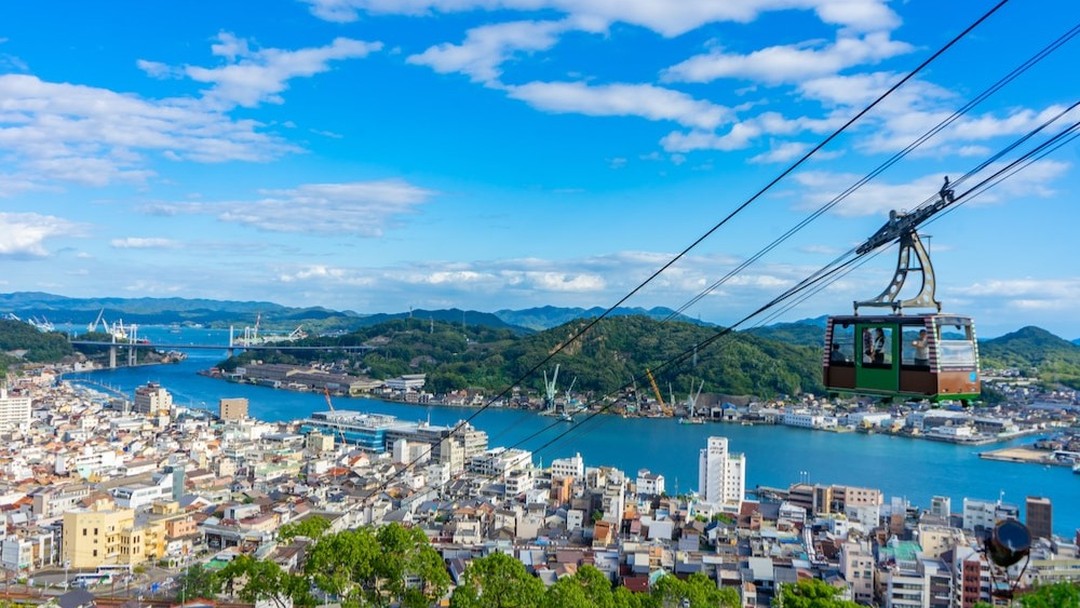 Onomichi is known as Japan's most famous cycling town. 🚴♂️✨
While pedaling across the Shimanami Kaido with the stunning Seto Inland Sea island views is a joy for all, there’s more to discover. Take a closer look at Setouchi’s Crossroads, where Onomichi becomes the meeting point of Samurai culture and brewing traditions.
Explore Onomichi from a new perspective—where history, craftsmanship, and scenic beauty come together.
Onomichi est réputée comme la ville des cyclistes la plus célèbre du Japon. 🚴♂️✨
Parcourir le Shimanami Kaido tout en admirant les magnifiques îles de la mer intérieure de Seto est un plaisir pour tous. Mais il y a plus à découvrir. Portez votre regard sur le carrefour de Setouchi, où Onomichi devient le point de rencontre entre la culture des samouraïs et les traditions brassicoles.
Découvrez une nouvelle manière d’apprécier Onomichi—là où histoire, savoir-faire et beauté naturelle se rencontrent.
#ExploreSetouchi #SamuraiJourney #SetouchiBreweryTour #SetouchiSamurai #JapaneseBrewingArt #SamuraiAndNature #HeritageAndFlavor
