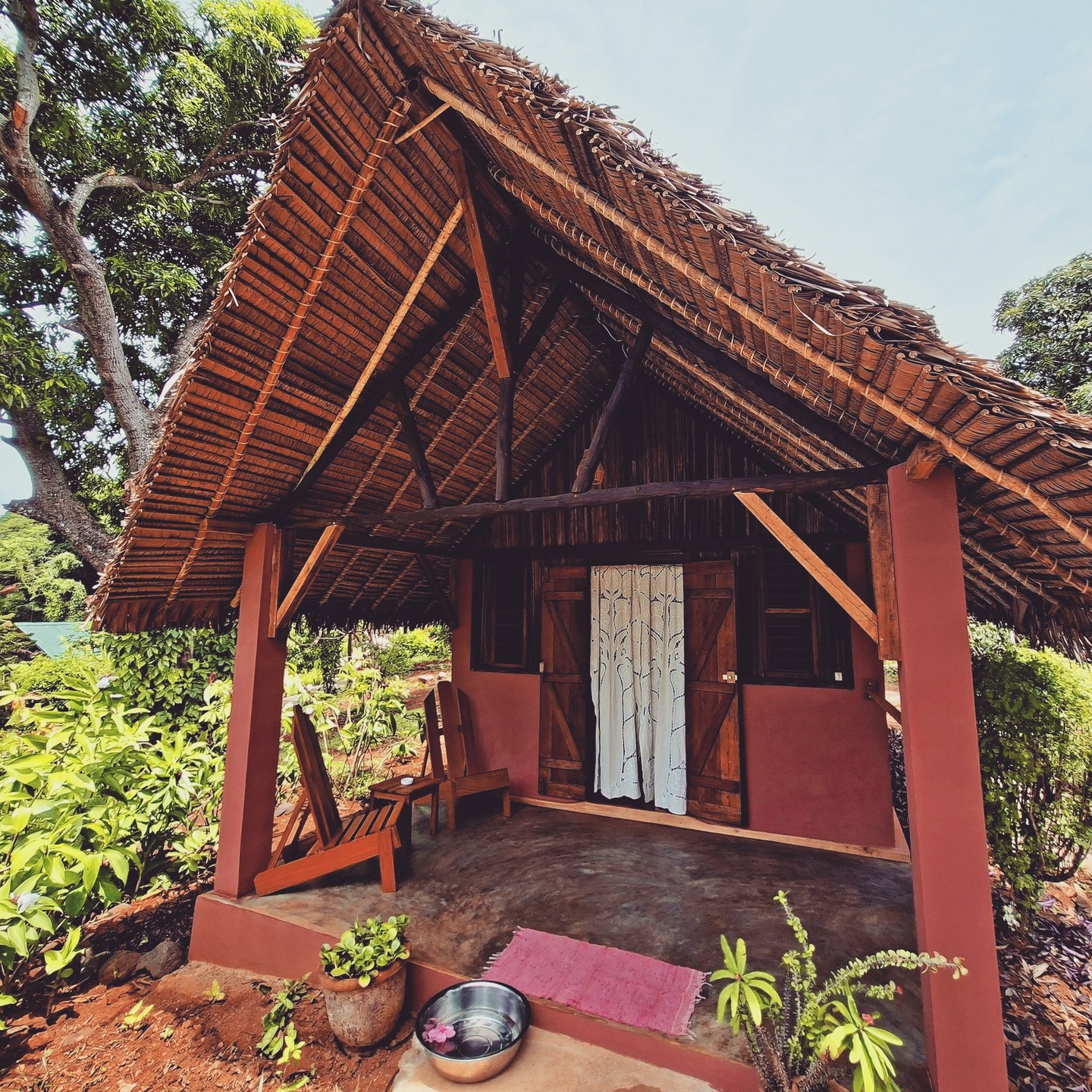 Les nouveaux bungalows Mango du Sakatia Lodge. Une terrasse agrandie pour ceux qui connaissent et ceux qui vont venir à notre voyage "Dive&Chill with friends" du 15 au 29 novembre 2026
plus d'infos sur www.moramora.ch/sakatialodge