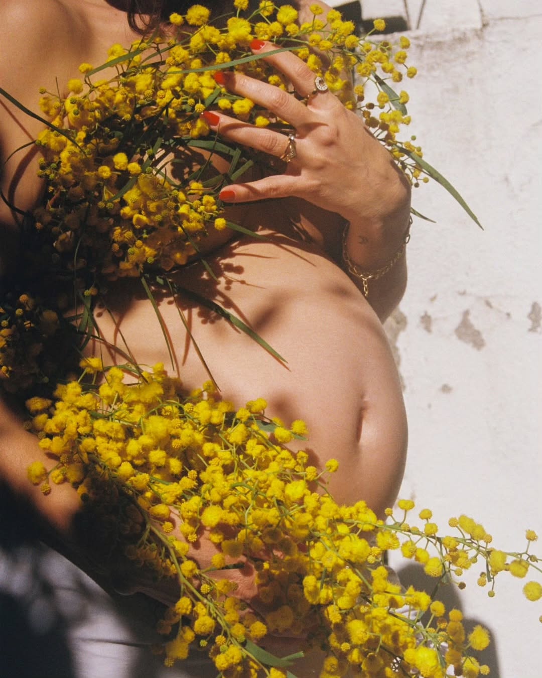 Cada día más enamorada de la fotografía analógica, de su lentitud, de sus momentos pausados... si además lo combinamos con esta preciosa mamá y unas cuantas ramas de mimosas, no me puede gustar más el resultado 💛
Gracias por tu confianza @victoriafrancofotografia disfrute mucho de esta mañana "slow" contigo.
📸 Nikon F65
🎞 Kodak Gold 200/Ultramax 400
Revelado: @visualkorner