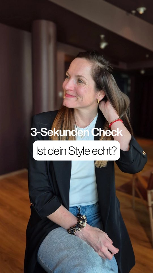 Wenn du in einen Raum gehst –
1️⃣ Denkst du zuerst: „Passt das hier?“
oder: „Das bin ich.“
2️⃣ Scannst du die anderen?
oder bleibst du bei dir?
3️⃣Wartest du auf Reaktion?
oder bist du die Referenz?
Du brauchst keine neue Garderobe.
Du brauchst eine Entscheidung.
– Anne
@anne.oehlmann
@anne.oehlmann
@anne.oehlmann
PRÄSENZ FOLGT IDENTITÄT
BE YOU
STYLE
MAGNETIC IDENTITY
LEADERSHIP
SICHTBARKEIT
FEMALE EMPOWERMENT
ENERGIE & STRATEGIE
AUTHENTISCH ERFOLGREICH
#magneticidentity
#Identität
#sichtbarkeit
#femaleleadership
