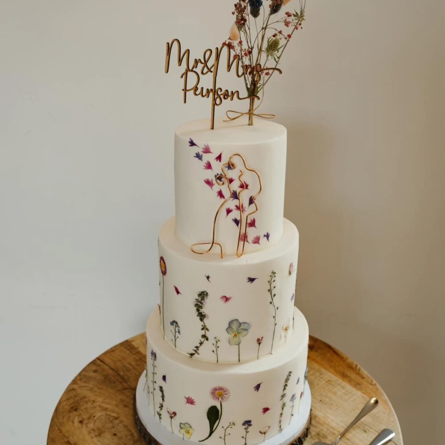 🪻A floral moment comes to life🪻
This stunning 3 tier wedding cake was decorated with our pressed edible flowers and delicate petals - a perfect mix of blooms and romantic detail.
Huge thanks to the lovely bride for sharing these beautiful pictures, including that unforgettable moment of cutting the cake together 💕 Wishing you both a lifetime of love and happiness 💍🍰
#weddingcakes
#weddingcakeinspiration
#floralcake
#realwedding
#edibleflowercake
#pressededibleflowers
#pressedflowercake