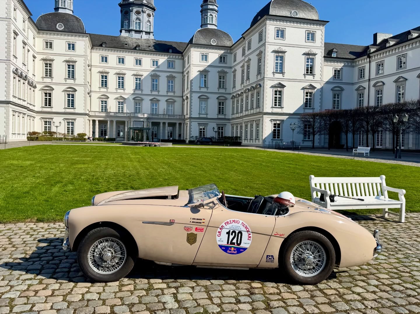 What a beautiful backdrop for a royal car... The Racing Queen cuts a great figure in front of „Schloss Bensberg“. Here the color „Coronet Cream“ looks particularly sublime but also sporty. Now already in racing mode with all instruments on board. The next rally can come... Thanks to @schlossbensberg for the great foto shooting! #AustinHealey #AustinHealey100 #RacingQueen #CoronetCream #ClassicCar