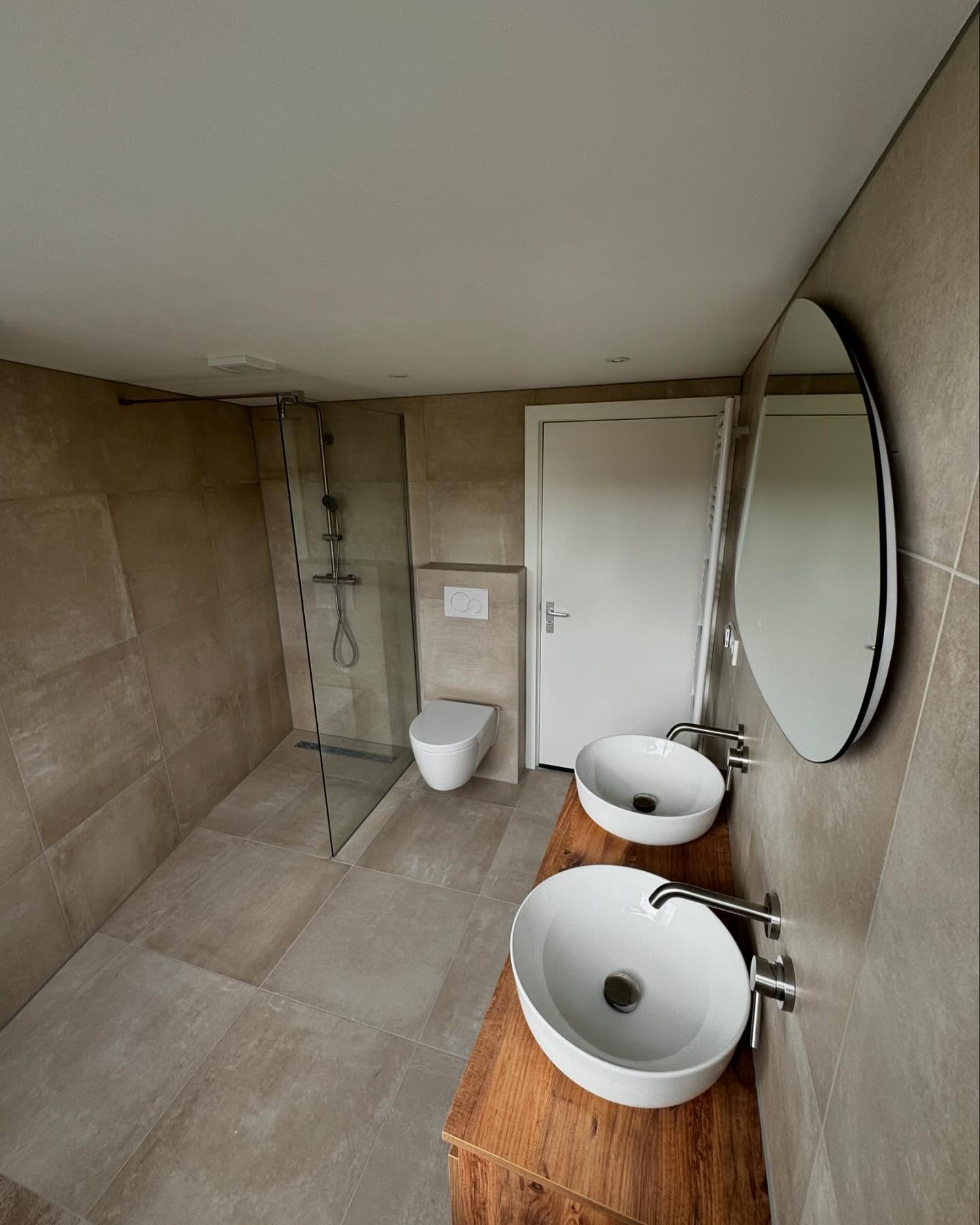 Renovatie | Haarlem
Deze woning is voorzien van een nieuwe badkamer en een indeling van de 2e verdieping. Ook zijn de kapellen aangepakt en is er geïsoleerd.✅