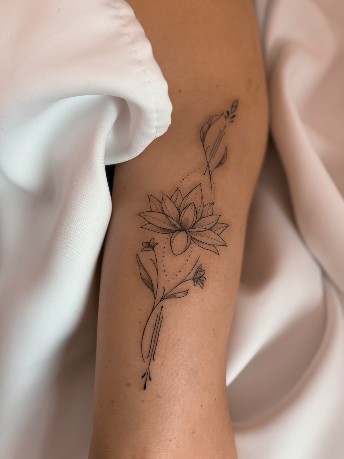 Lotus flowers that I’ve done before leaving UK 🩷
Which one is your favourite?
#lotusflowertattoo #lotustattoo #femininelotusdesign #coverlotustattoo #tattooistinspain