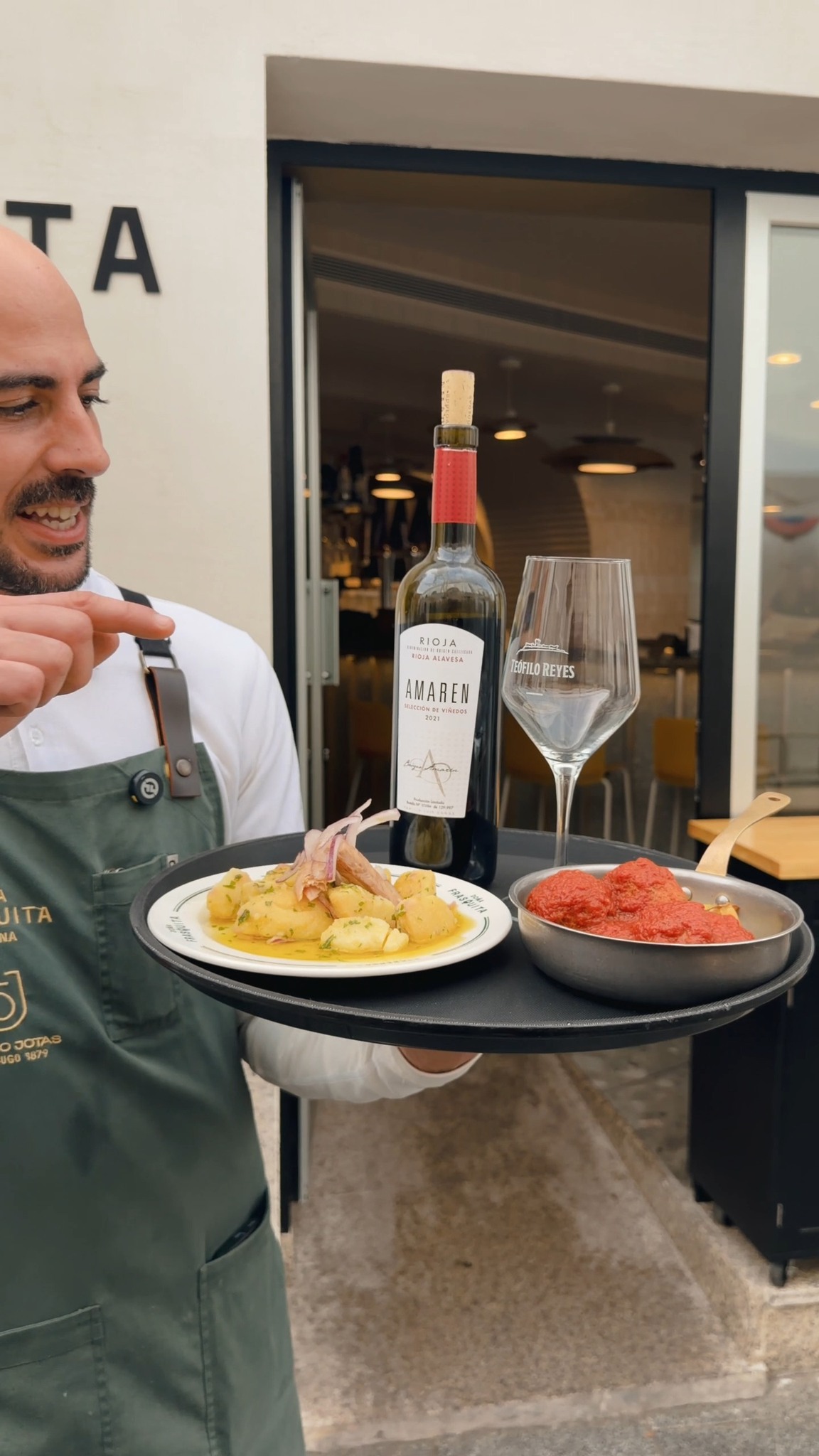 Con este arte tan grande nuestro maravilloso Pedro nos presenta una combinación en bandeja: PAPAS ALIÑAS, ALBONDIGAS EN TOMATE Y UN RIOJITA ALAVESA.
💬 ¿Tienes un trio mejor? ¡Comenta!
-
#taberna #sanfernando #doñafrasquita #cocina #restaurante