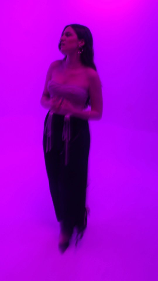 Gaz hilarant 🎈
C'est l'idée de danser sur sa peine un peu. Je vous en parle plus très bientôt. J'espère que ce titre vous plaît autant qu'à moi !
Composition : @juneu_ et @chillroomusic
Visualizer : @lemojohann - @lestudiocanopy