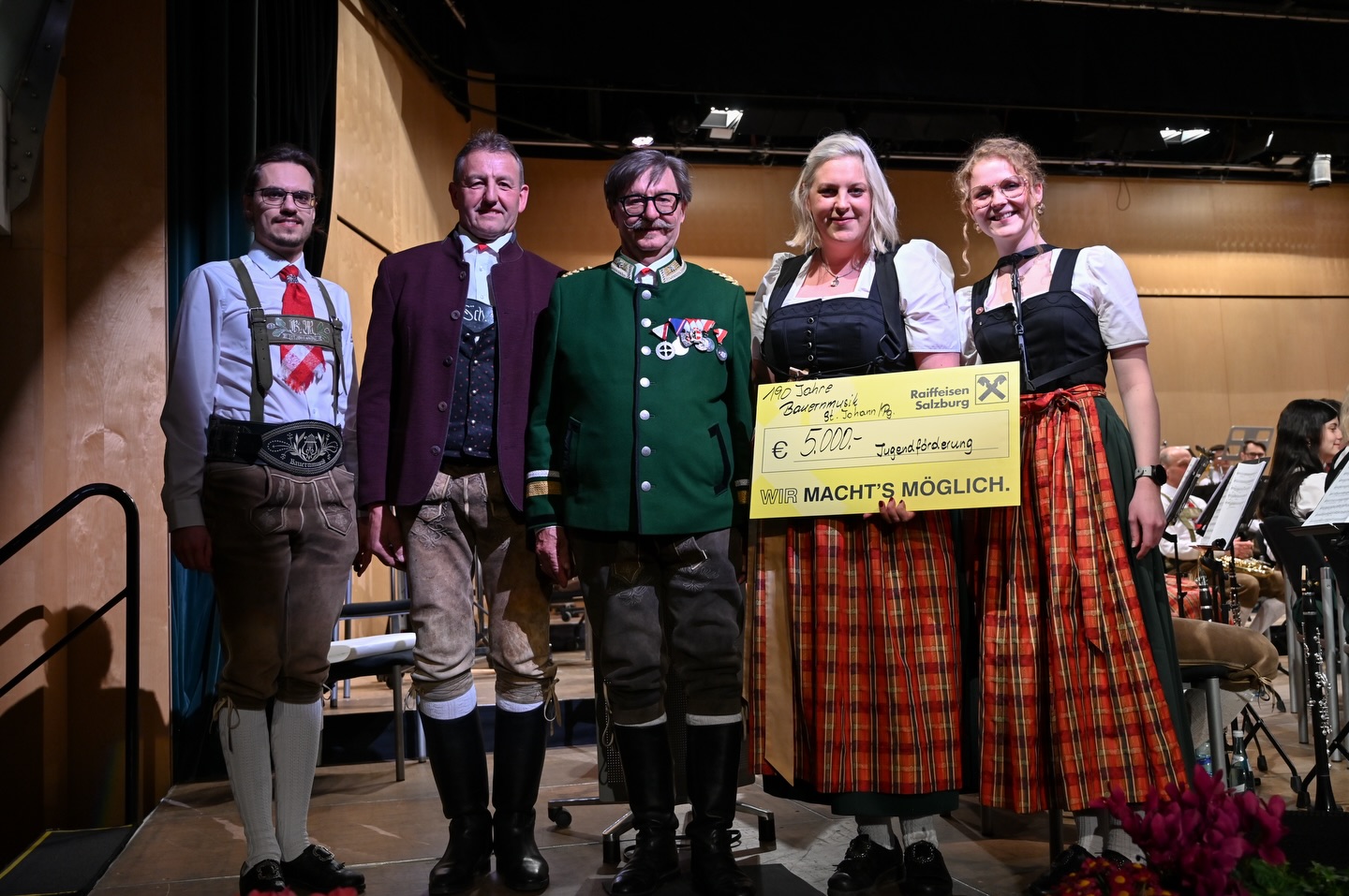 WOW. Einfach nur wow! ✨
Bei unserem Jubiläumskonzert überraschten uns die @bauernschuetzen_sankt_johann als erste Gratulanten mit einem Scheck im Wert von € 5.000,- für unsere Jugendarbeit 🤩🙏🏼 Von Herzen DANKE für diese unglaubliche Geste! 💚 Wir sind immer noch überwältigt von so viel Wertschätzung und Unterstützung. 🫱🏼🫲🏽🎶
