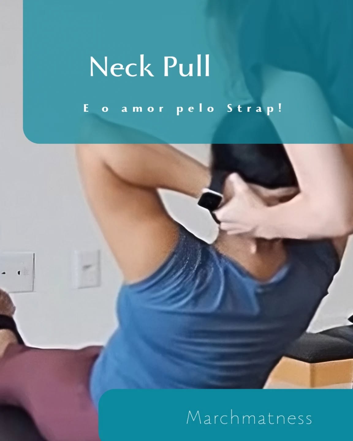 O Neck Pull é aquele exercício que a minha performance vai piorando a cada repetição. Na última a coisa fica muito feia. Deveria ser ao contrário, mas comigo não é e olha que tenho facilidade! Imagina se não tivesse.
Se o seu Neck Pull é uma droga, se acolha e se perdoe pq o nível é alto.
Straps para que te quero e um pouco da mágica do Magic Circle podem ajudar e muito.
O Strap é sim um salva-vidas, mas também nos ajuda a sentir mais, a sentir nos lugar certos, a aprofundar mais, a fazer as oposições necessárias, enfim meio que são guias.
O Magic com um apoio atrás da cabeça e outro nas duas mãos juntas também é um facilitador.
Lembre-se que puxar o pescoço não é para achatar, mas para dar oposição de calcanhares para bem longe do topo da cabeça. E na descida é gostoso puxar o pescoço pra cima em oposição. Alonga, traciona, conecta, tudo ao mesmo tempo.