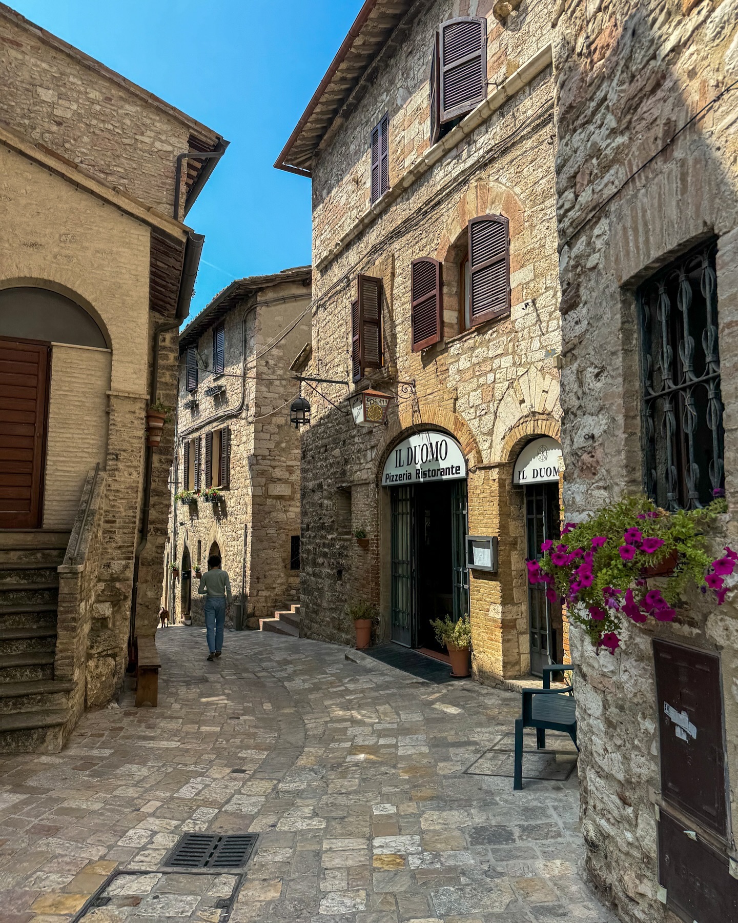 Visitare Assisi in 24 ore? Si può 👇🏻
Se hai intenzione di passare un weekend in Umbria non puoi assolutamente perderti Assisi, la città che è stata inserita nella lista dei Patrimoni dell’umanità dell’UNESCO.
🏰 Il suo centro storico di stampo medievale è caratterizzato da una serie di strette stradine lastricate, tanto che vi sembrerà di tornare indietro nel tempo.
Passeggiando lungo i vicoli non potrete non notare i romantici scorci urbani e, di tanto in tanto, soprattutto quando salirete sulla parte più alta della città, la splendida vista panoramica sui tetti della città bassa e sulla campagna umbra.
Ma cosa vedere?
👉🏻Basilica di Santa Chiara
👉🏻Bosco di San Francesco
👉🏻Basilica di San Francesco d’Assisi
👉🏻La Piazza del Comune
👉🏻Rocca Maggiore di Assisi
👉🏻Tempio di Minerva
E per mangiare? 🍽️
A pranzo ci siamo fermati da @assaggiassisi dove abbiamo assaggiato vari prodotti con tra cui vari salumi tipici e diversi formaggi alle salse tartufate.
Per la cena prenotate da Le Terrazze di Proprezio. Vi consigliamo di andare al primo turno dalle 19.30 alle 21.00. In questo modo potrete ammirare il tramonto sulle campagne umbre 🌆 Un vero e proprio spettacolo.
E tu ci sei mai stato?
📌Salva il post se hai intenzione di andare ad Assisi prossimamente!
Assisi Umbria Borghi Italia
San Francesco Unesco
#borghitaliani
#umbriatourism #visitumbria #assisi
#igersumbria #assisiitaly #consiglidiviaggio #weekendinitalia #travelwithiaia