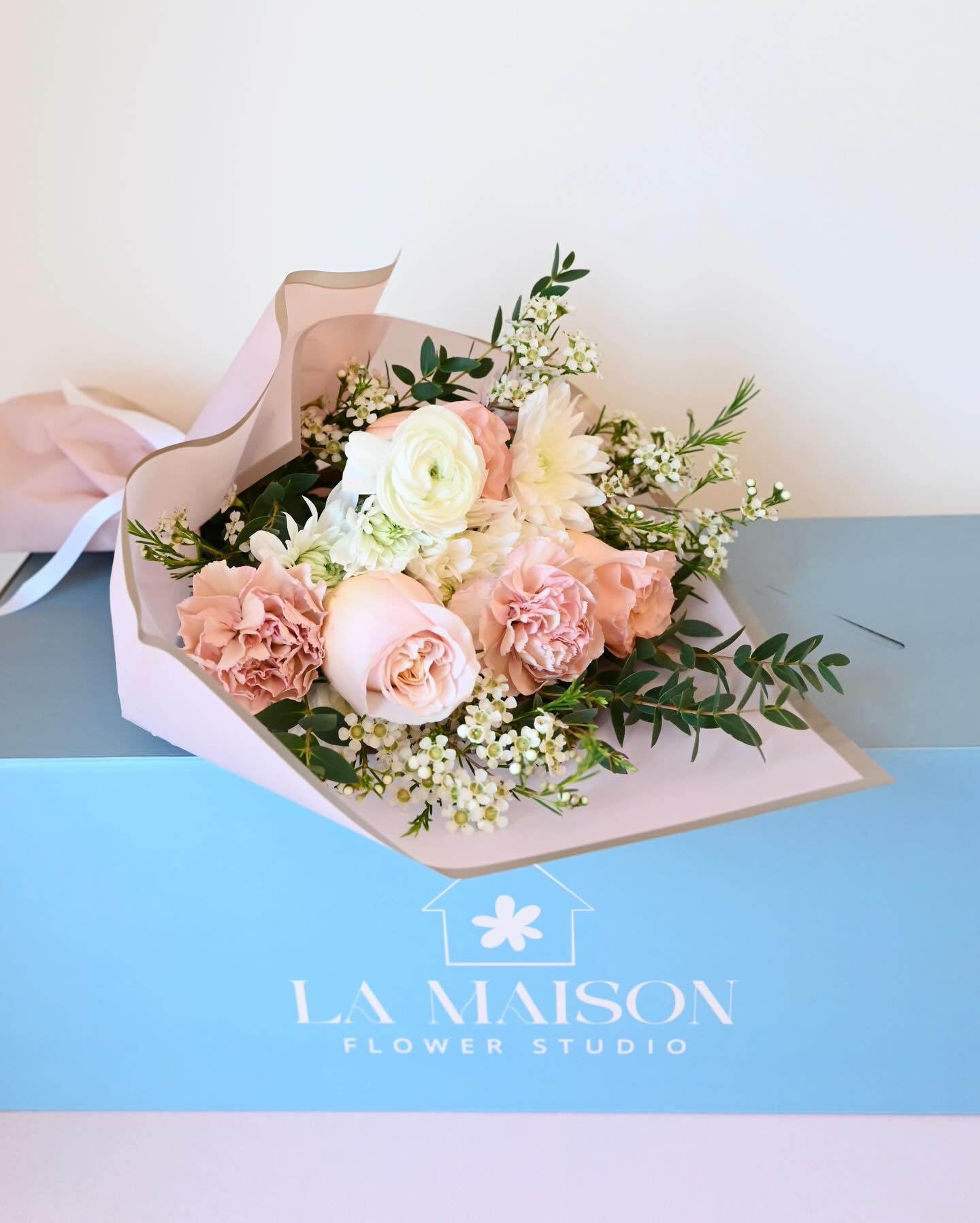 Meet our best-selling bouquet “The Blush Whisper”💕
A timeless blend of soft pink and white, thoughtfully arranged to bring a sense of calm beauty and quiet elegance.
Perfect for birthdays, anniversaries, sympathy, or simply letting someone know you’re thinking of them.
Available for delivery across Calgary with Free delivery.
Same day delivery available.
#CalgaryFlowers #CalgaryFlorist #YYCFlowers#calgarylocalbusiness#lamaisonflowerstudio