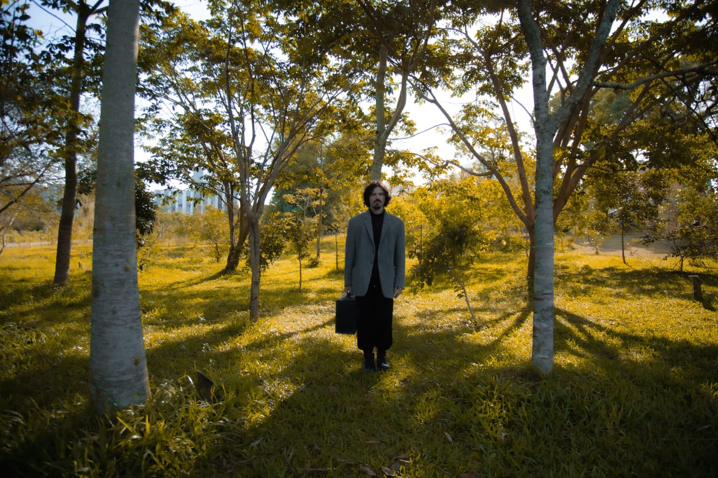 Zona de Arte, Educação e Cultura. Quem somos? Somos João. Mas também somos Thais, Willians, Gabis, Natálias, Andreis; também somos Jorges, Marias, Ângelas, Heloíses, Bárbaras; também somos Ediths, Marcos, Giulianos, Julianas, Jacques; entre tantos outros. Uma floresta de gente. Uma multidão.
Digo, essa Zona é um desdobramento e um desejo de uma pessoa, o João da foto. E João deseja encontrar outras pessoas para ler, escrever, conversar, fazer cenas, mobilizar afetos. João não está sozinho e não estará. O importante por agora: apresento João, um corpo. Um corpo que deseja encontrar outros corpos.
Fotos: @thaisalvez.imagem