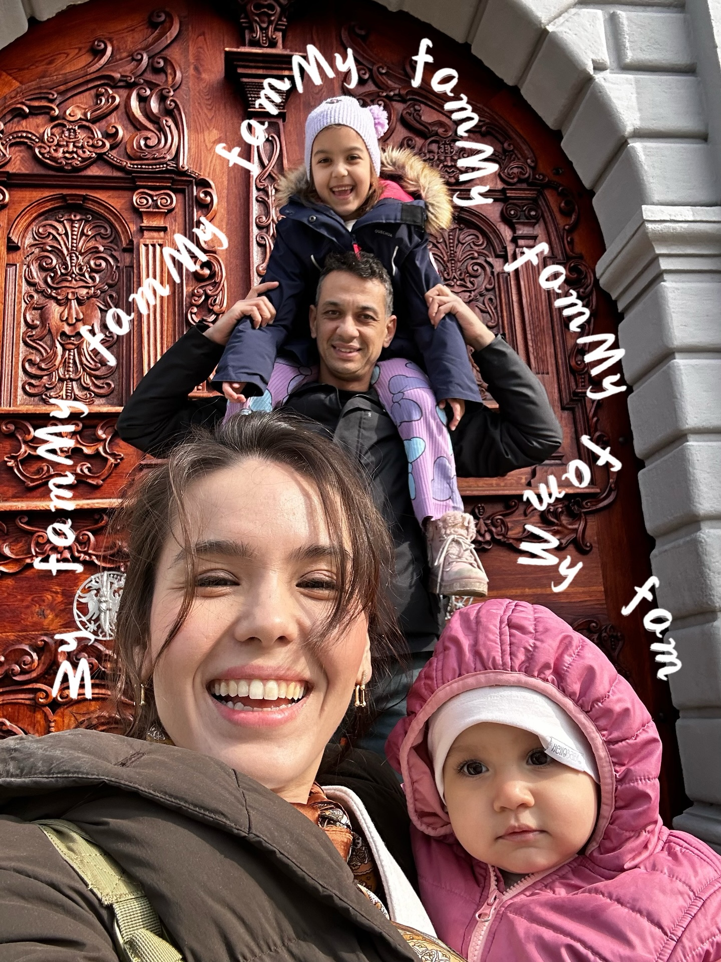 Viyana sokaklarında ailemle geçirdiğimiz keyifli anlar🤍
Mart bitmeden #tbt❤️