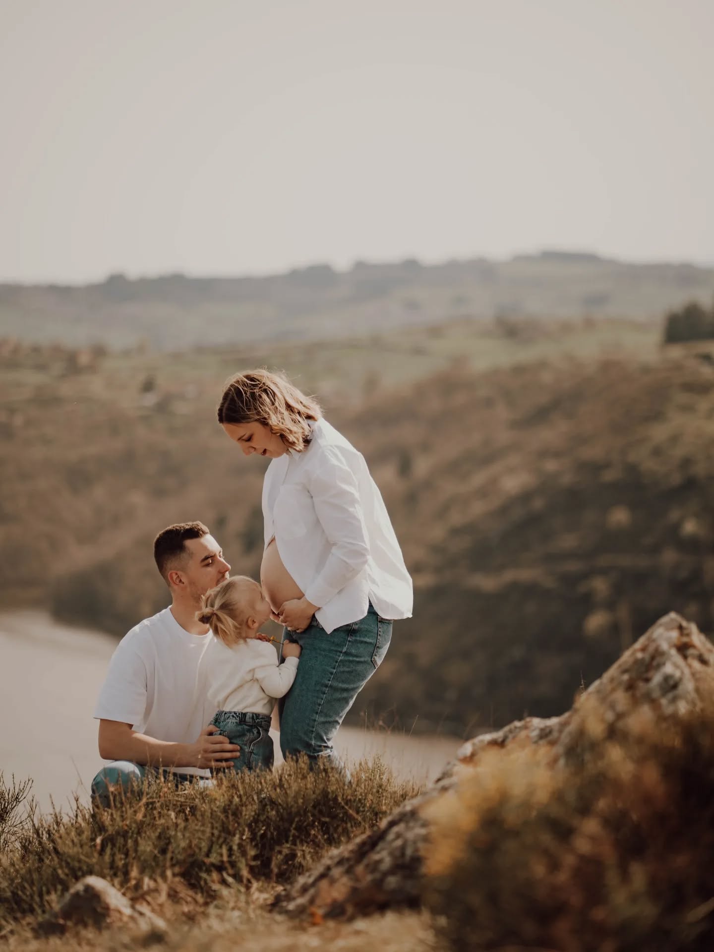 Un jour, vous regarderez ces images… ✨
Et vous vous souviendrez de ces derniers instants,
de cette attente,
de cet amour déjà immense pour quelqu’un que vous ne connaissiez pas encore.
Un instant fragile, précieux,
juste avant que votre monde change pour toujours.
#photofamille #photographeroanne #roanne #shootingfamille #photographefamille #grossesse #photographematernite