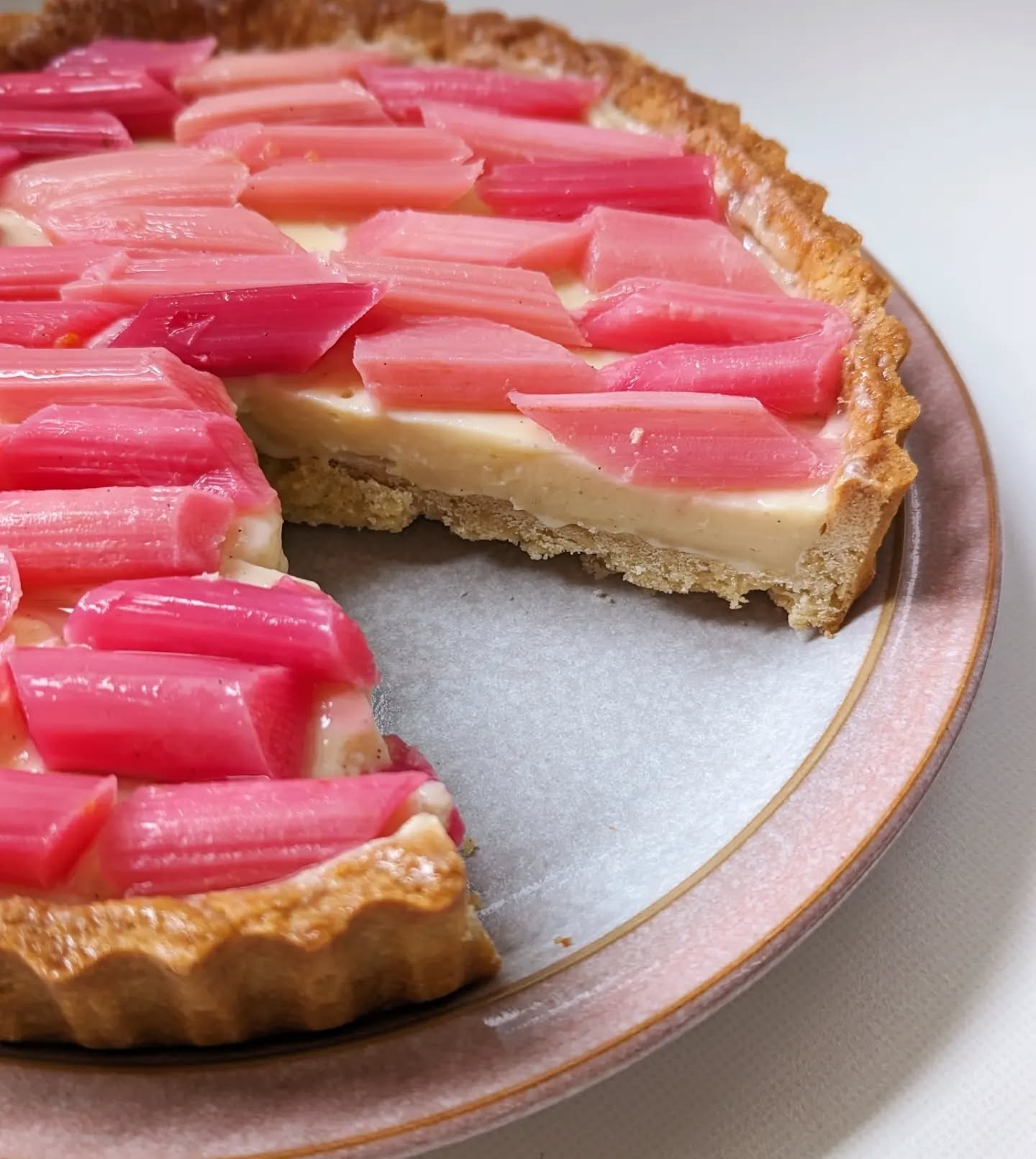 French Rhubarb Tart 🩷 crisp & buttery sweet pastry, filled with thick vanilla crème patissiere, topped with sweet & tart poached rhubarb ✨
#prismbakes #patisserie #forcedrhubarb