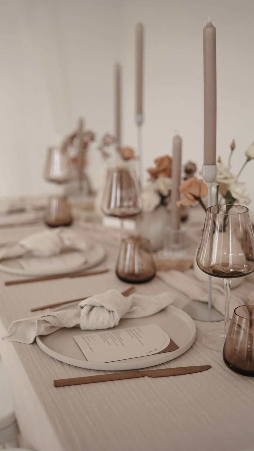 Ich liebe Pinterest für Inspirationen. Pinterest kann euch Ideen und Visionen geben.
Es kann aber auch ganz schön überfordern und eines kann Pinterest definitiv nicht: euch ein Konzept erstellen, das euren Vibe transportiert.
Nicht alles, was ihr auf Pinterest seht, passt auch zu euch und eurer Location. Wenn ihr beispielsweise runde Tische habt, ist das Konzept einer langen floralen Tafel mit unzähligen Vasen gar nicht unbedingt für euch geeignet und lässt sich auch nicht immer 1:1 übertragen. Und gerade viele befüllte Vasen läppern sich im Preis auf. Manchmal sind Gestecke dann die bessere Wahl.
Habt ihr beispielsweise einen Platz für eure freie Trauung, der eher schmal ist, sind auch üppige Gestecke am Traugang nicht unbedingt geeignet aus Platzgründen. Hier würde ich alternativ mit Tüchern arbeiten und Gestecke eher am Eingang platzieren.
Es braucht für eure Hochzeit kein Meer an Dekoration & Blumen. Fokus und Highlightpunkte mit besonderen Akzenten transportieren genau so viel Atmosphäre & Gefühle.
Gemeinsam finden wir heraus, was ihr euch wünscht und was zu euch passt. Und daraus erstelle ich euch ein Konzept, das den Fokus aufs Wesentliche legt. So, wie es sich für euch stimmig anfühlt 🫶
Konzept, Planung & Fotografie @traumfabrikfotografie
Brautkleid @bridedresslove
Herrenausstatter @bespoke_oldenburg
Floristik & Dekoration @ivyandrose_de
Hair & Make Up @alisha.thi_makeupartist
Ringe @traumringe_oldenburg
Hochzeitsdeko
Dekoverleih
Hochzeitsfloristik