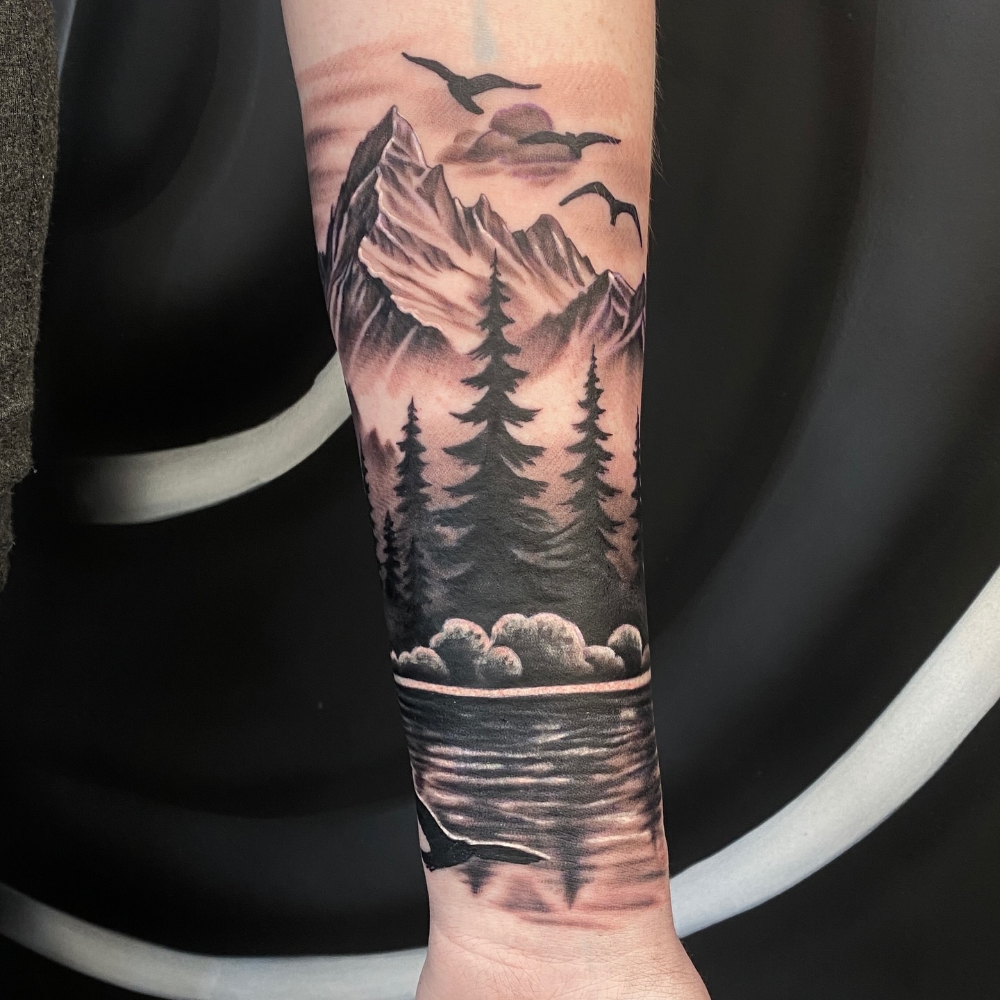 Dark bushes and trees coming in strong for this cover up!
.
.
Follow @scottie.tattooer
And @fortunesfavourtattoo
.
.
#coveruptattoo #coveruptattoos #naturescene #naturetattoo #touchgrass