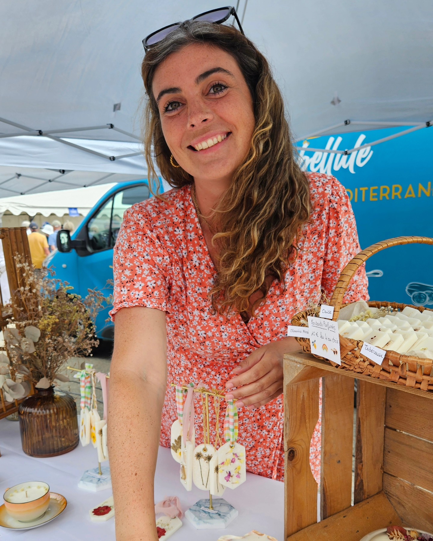 🌸 Atelier Salem 🌸
Heureuse de participer à cette deuxième édition des RDV de la presqu'île @lerdvdelapresquile_quiberon place Hoche.
L'occasion de vous dévoiler mon nouveau logo et ma nouvelle identité graphique.
Salem Herboriste est devenu Atelier Salem.
Ce projet que je porte avec passion est en train de grandir, d'évoluer et de devenir de plus en plus aligné avec ce rêve que j'avais.
Une marque engagée, respectueuse de l'environnement dans le choix de ses matières premières de qualité et de ses contenants upcyclés.
Des créations uniques, florales et poétiques réalisées à la main dans mon atelier de Quiberon.
Et des ateliers où je vous transmet ma passion
et mes connaissances en herboristerie et dans la création de bougies, fondants et suspensions parfumées.
#bretagne #quiberon #bzh #salemherboriste #fragrancedegrasse #frangrancesnaturelles #madeinfrance #bougie #ciredesoja #faitmain #ciredesojanaturelle #vegan #brocante #chiner #upcycling #secondevie