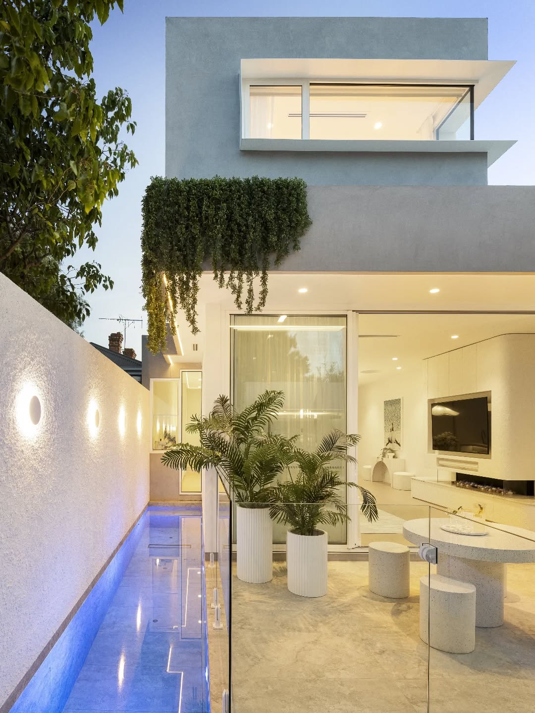 With the right team and some forward planning a pool is always possible 🏊♀️🏝💧
@buildinguc absolutely nailing the details on this very narrow Hawthorn block 👏
#poolbuilder
#pools
#baysidemelbourne
#melbournepoolbuilders
#bayside