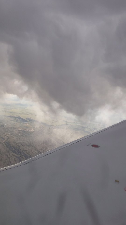 United's announcement that it is upgrading the CRJ-200 into the "CRJ-450" made us think back to this memorable CRJ-200 flight, climbing between brewing storms on the way out of Wyoming. What do you think of an "improved" CRJ-200 passenger experience? Is it a genuine upgrade or 💄 on a 🐖? 🤔
.
🏷 #crj200 #wingview #stormclouds #flight #flying
