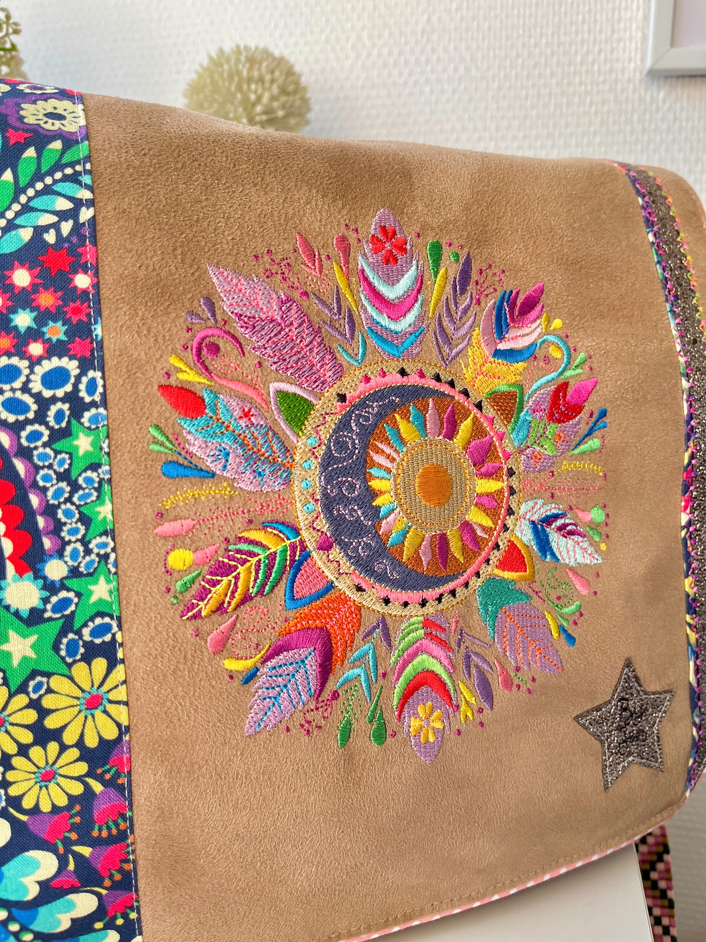 ✨ Besace Nelson ✨
J’avoue que cette version a été totalement hackée par mon esprit créatif 😅 et j’adoooore !!!
Cette déviance créative, complètement assumée 🤣, est partie de ce motif brodé que j’aime d’amour tellement il est beau 🤩 et il fallait un rabat digne de ce nom pour bien mettre en évidence ma trouvaille brodée 😁
Comme je n’ai pas réussi à tenir en laisse ma Créativité, j’ai rédigé un article sur mon blog pour vous expliquer les modifications apportées au modèle Nelson, et surtout je vous donne les liens des matières et du motif brodé tant réclamés en story 😅
Merci pour votre enthousiasme, ça fait un bien fou de me sentir épaulée dans mes cousettes et dans mes partages en story 🥰
Bon week-end la Team, je vous bisouille 😘
Velours côtelé, coton imprimé, similicuir & bouclerie de @lamerceriedescreateurs
Velours chevrons rouille de @blc.tissuslm49
#byjencreations #couture