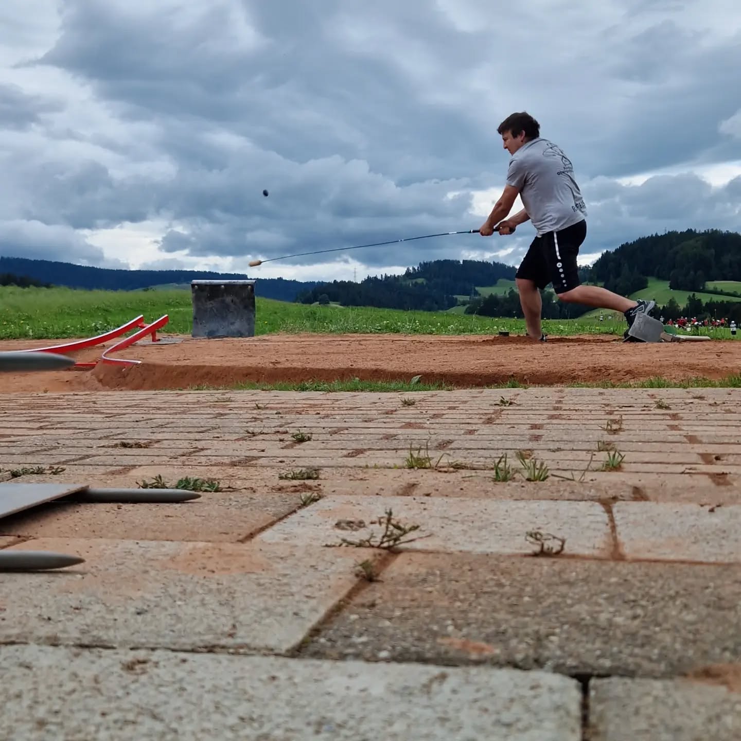 Am Sonntag spielte unsere A-Mannschaft nach 2 Wochen Pause auswĂ€rts gegen RĂŒderswil A. Der starke Gegenwind spiegelte sich in den Schlagresultaten wider. Im Ries war es ein Tag zum Vergessen, wir mussten uns gleich 3 Nummero schreiben lassen. Immerhin konnten wir mit der besseren Schlagleistung noch 1 Rangpunkt holen.
#Hornussen #Obergerlafingen #HGO #meisterschaft