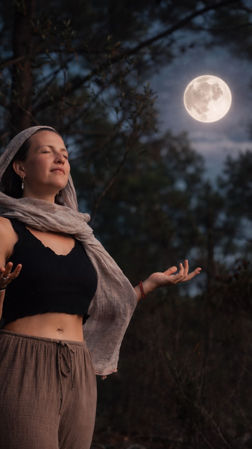 🌕 Vollmond in der Waage – im Licht der Begegnung
Die Beziehung zu dir selbst und zu anderen ist im stetigen Wandel. Der Vollmond am Gründonnerstag wirft sein Licht auf die Art und Weise, wie du Begegnungen erlebst.
Er lädt dich in Wahrhaftigkeit und dadurch in Balance ein. Zwischen Ich und Du. Zwischen Nähe und Abgrenzung.
Wir öffnen einen Raum für Verbindung, Ehrlichkeit und Mitgefühl. Echte Begegnung beginnt in dir.
Dich erwartet:
– Opening, Meditation
– Begegnungsritual
– Embodiment & Movement
– Chanting
Come as you are ✨
Ich freu mich auf dich und uns.
Sara ♥️
2/3 der Plätze sind vergeben 🙏🏽 ! Join us ✨!
#vollmond #waage #fullmoon