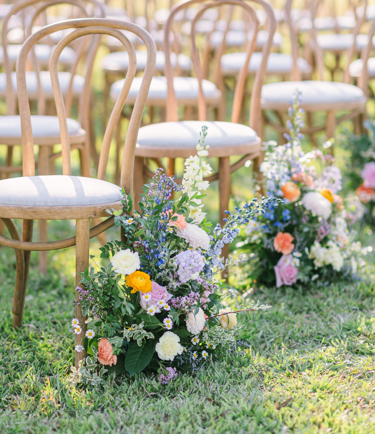 All the colorful florals for Logan and Jeremyβs wedding at @white_oak_fields !! @shopvioletas
@uncommon.camellia @threetwentystudio @logan.jarrell
