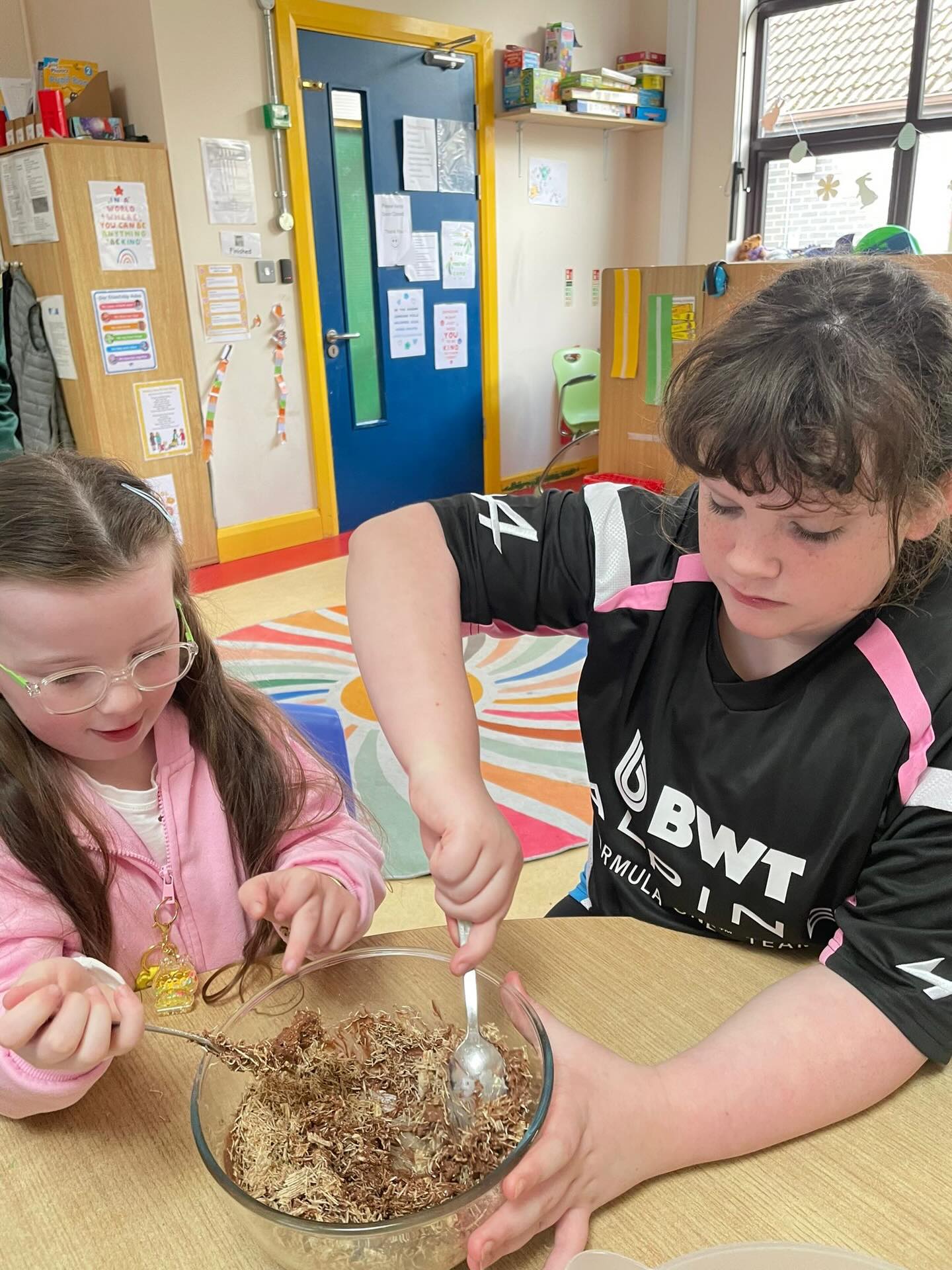 A very busy week of Easter activities in Múinteoir Louise’s class too - painting egg cups, making Easter nests and egg hunting! Happy Easter everyone 🐣