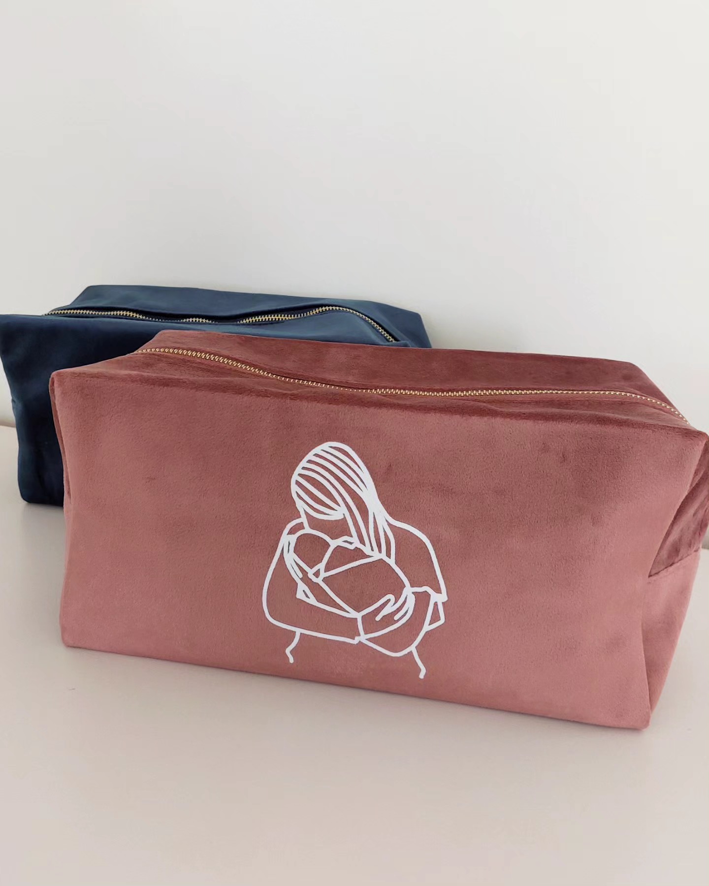 🌸 Moederdag 🌸
Hoe leuk is dit?
Een toilettas van superzachte velvet, bedrukt met een lijntekening op basis van jouw eigen foto – stijlvol, uniek én persoonlijk.
Met z’n formaat van 28 x 15 x 14 cm past alles erin wat je nodig hebt. Perfect voor op reis, in de badkamer of gewoon om mee te pronken.
En psst… het perfecte Moederdagcadeau!
Geef een herinnering cadeau: een geliefde foto omgetoverd tot kunstwerkje op een zachte, luxe toilettas.
Met liefde gemaakt & in limited edition beschikbaar!
#persoonlijkcadeau #moederdagtip #lijntekening #velvettoilettas #uniek
#uniekcadeau #Gepersonaliseerd