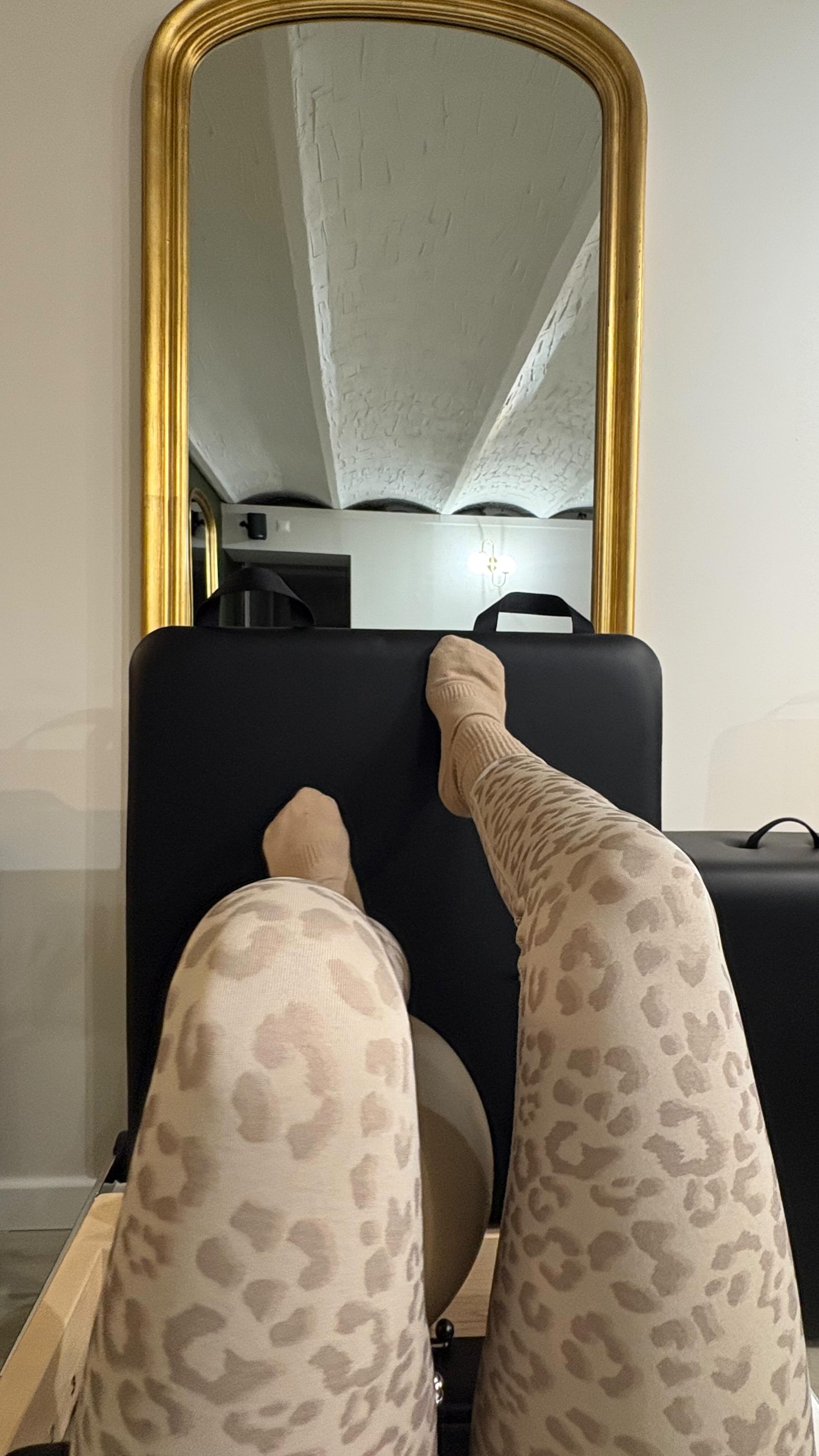 Retour en images sur notre workshop d’hier 🤍
Un atelier du mois pensé comme un travail complet sur reformer.
Jumpboard, contrôle du centre, mobilité, étirements…
1h30 à la fois intense et parfaitement maîtrisée.
Le corps se tonifie, se réveille, s’aligne…
et les sensations parlent d’elles-mêmes.
Aujourd’hui encore, le corps s’en souvient 😅
#pilates #reformer #reformerpilates #grenoble #ritualpilates