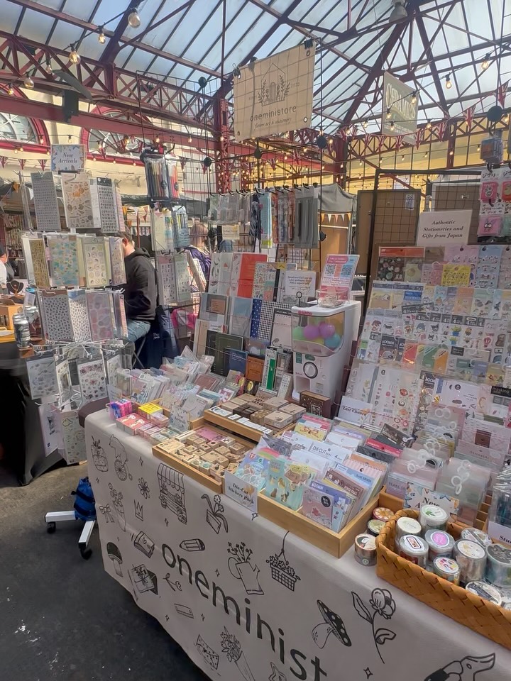 Last Saturday , we returned to Alty Market and felt so grateful that so many familiar faces came by to support us. Around a third of our customers were returning visitors.☺️
Thank you so much to every one of you who took the time to share that you made a special trip to visit us. As a mobile stationery shop, choosing locations is never easy, but because of your kind words, I know which places truly work and are convenient for you. More importantly, it reassures me that you really see the messages I share on IG, and that in our own quiet way, we are staying connected.
One lovely lady travelled all the way from Warrington. A university student came from Preston and even brought her good friend along to introduce us. Another young customer came specially with her parents and friends, her parents smiling and saying they came just for us. Two lovely silver haired ladies even brought desserts to cheer me on……
❤️I am truly touched and thankful for every bit of support from each customer and friend.❤️It really feels like 𝗼𝗻𝗲𝗺𝗶𝗻𝗶𝘀𝘁𝗼𝗿𝗲 is beginning to fulfil its purpose of connecting people through stationery. 🖋️🗒️
I wonder, if one day we open a little physical shop somewhere beyond Manchester, would you who love stationery come and visit us?
Hope to see you next time☺️