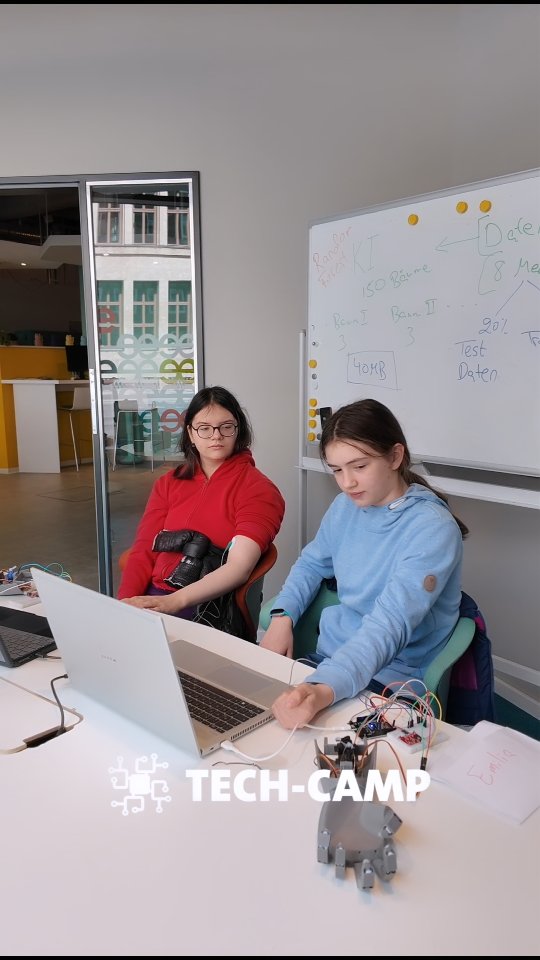 Hier entsteht Zukunftstechnologie im Team
In dieser Gruppe entwickeln die Jugendliche eine künstliche Hand, verbinden sie mit dem Mikrocontroller und trainieren ihr eigenes KI-Modul.
Mädchen und Jungs arbeiten gemeinsam an komplexen Tech-Projekten, übernehmen Verantwortung und bringen ihre eigenen Ideen ein. Von der Datenerfassung über das Training bis zur Umsetzung in Echtzeit. Hier wird nicht nur gelernt, sondern entwickelt.
So entsteht echte Berufsorientierung. Einblicke in KI, MedTech und Robotik kombiniert mit wichtigen Zukunftskompetenzen wie Teamarbeit, Problemlösung und strukturiertes Arbeiten.
Genau hier beginnt die nächste Generation von Entwicklern.
#MINT #KünstlicheIntelligenz #Robotik #GirlsInTech #MedTech