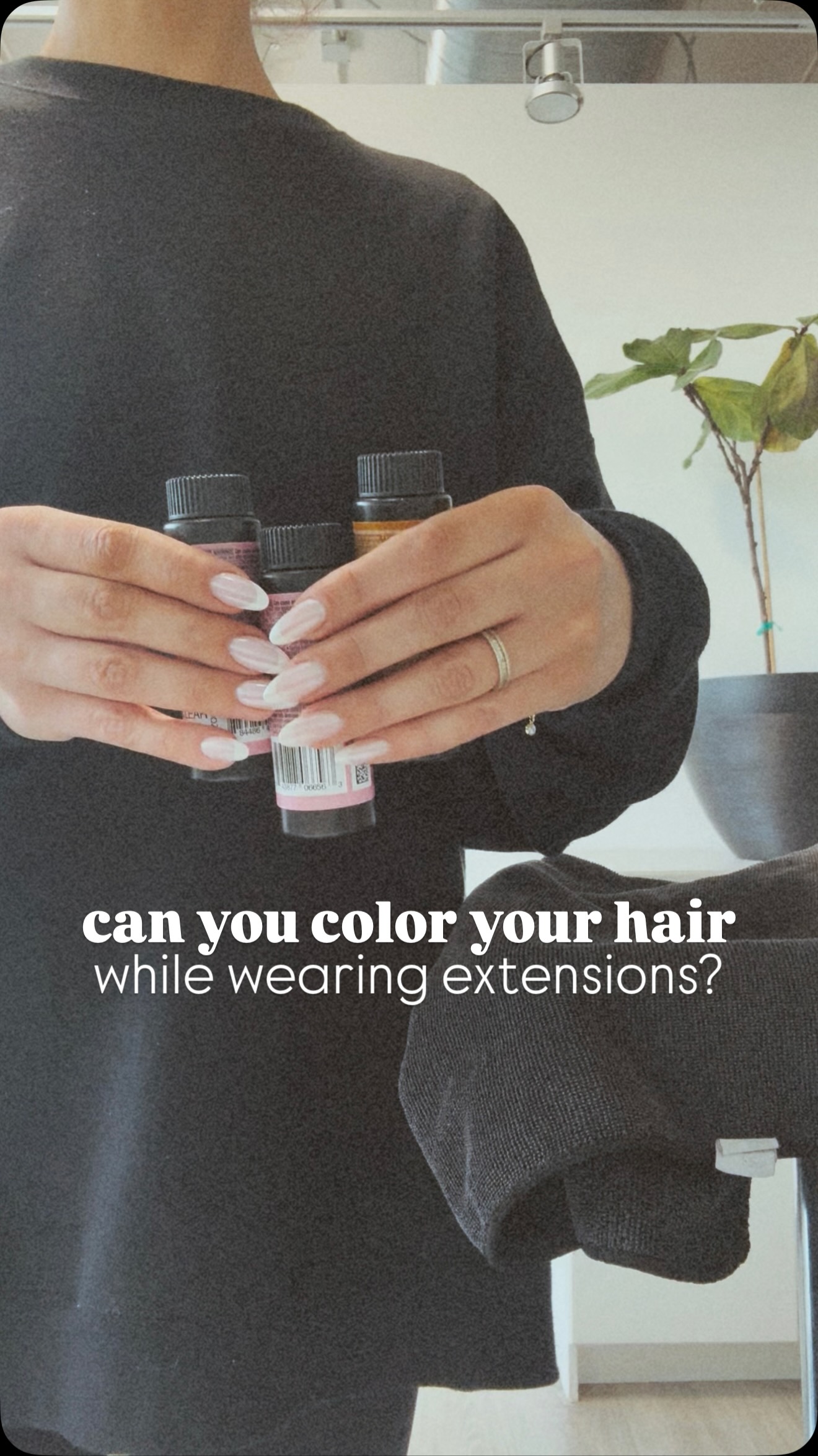 one of the most common questions I get! yes you can color your hair with extensions 🫶🏼
roots + gloss today with two rows of @invisiblebeadextensions
#chicago #westloop #chicagoextensions