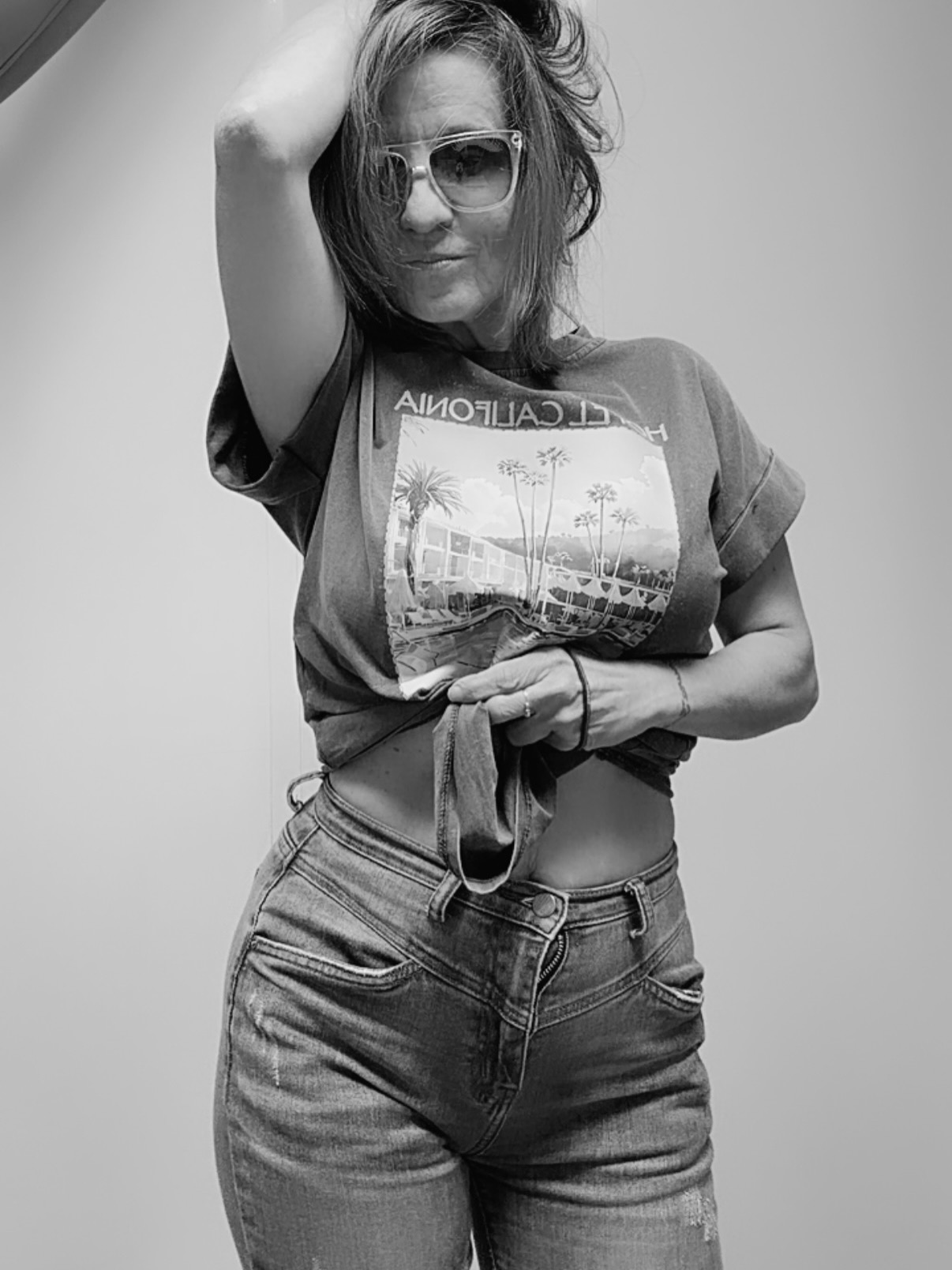 Un style sexy avec seulement un jean et le T-shirt California❤️ Adoptez le pour son confort et sa dégaine #mademoiselleksigean #tshirt #lookdujour #mode