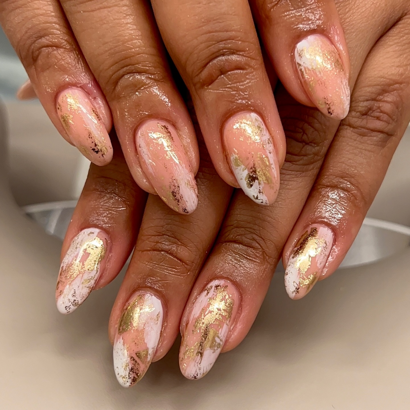Desk to dinner nails.
Soft nude base with gold leaf detail — clean, understated, and easy to wear.
#TheGlowBarLDN #NudeNails #BIABNails #MinimalNails #LondonBeauty