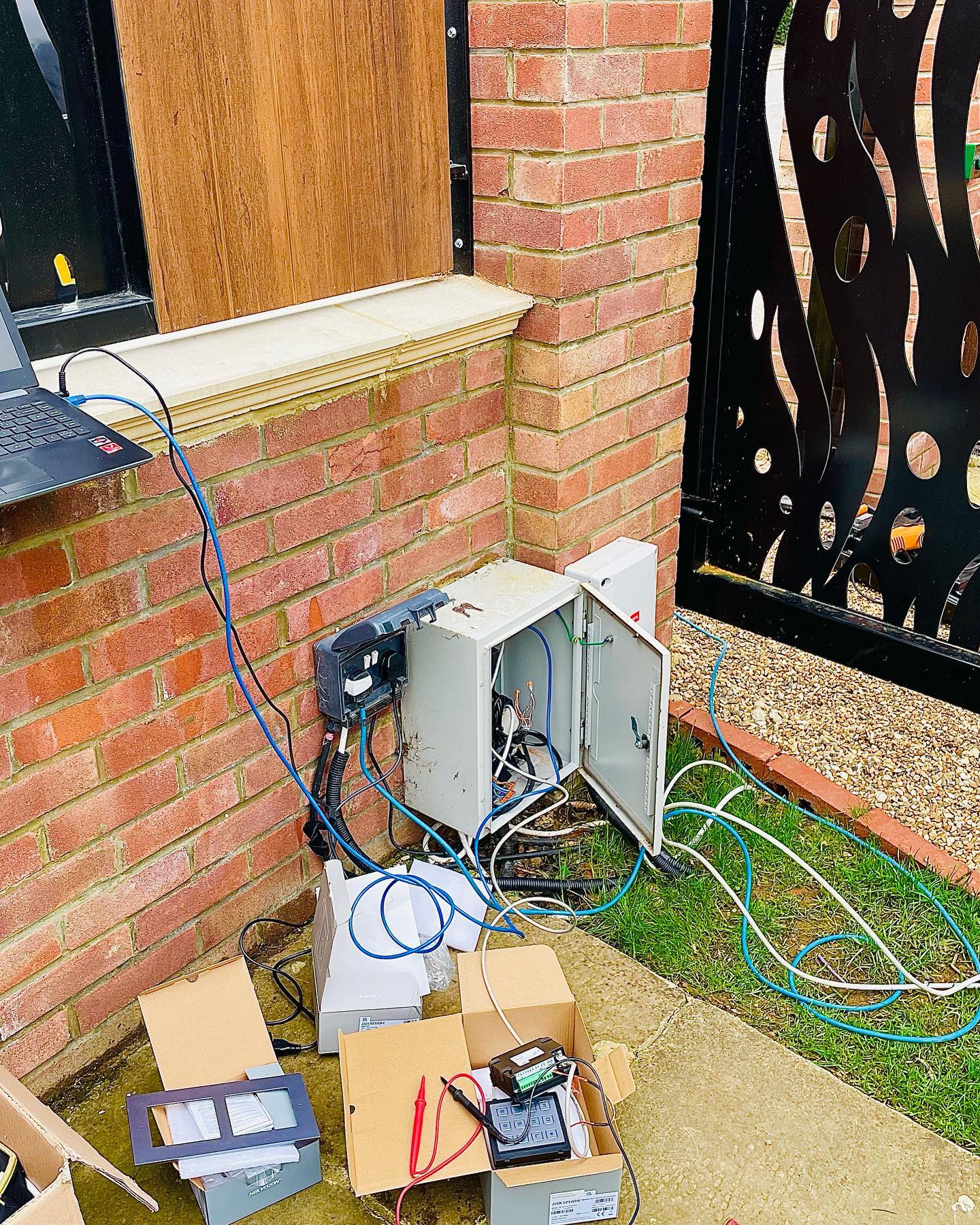 Video gate entry system installation where the home owner has the option to open either the vehicle or the pedestrian gate via keypad, indoor touchscreen or smartphone app.
For more information how on to get yours, get in touch:
📧 enquiry@leotechsystems.co.uk
📞 07486 632466
#videodoorentry #stanmore #london #gate