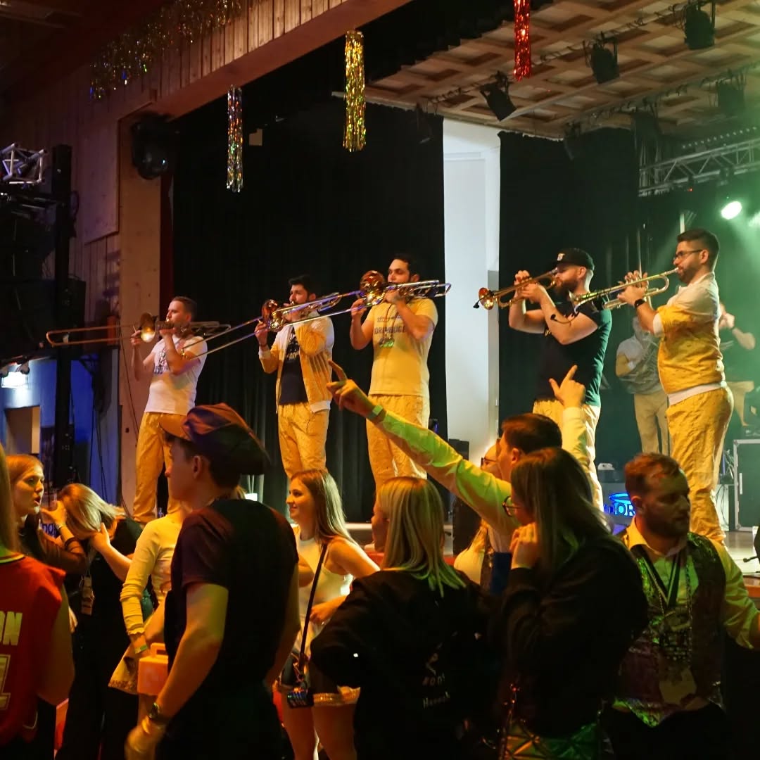 2025 here we come! Wir haben das neue Jahr gebührend auf dem Faschingsball der @fg_breitenbrunn eingeleitet 💪🔥 und haben uns über jeden gefreut, der am Start war und mit uns abgedanced hat! 🕺💃
Seid ihr auch schon gespannt auf die neue Saison? Dann schaut mal auf unserer Website vorbei (Link in der Bio) 👨💻
am 28.02. geht's weiter in Oberschönegg 🥳
See you! XOXO eure Dorfheiligen